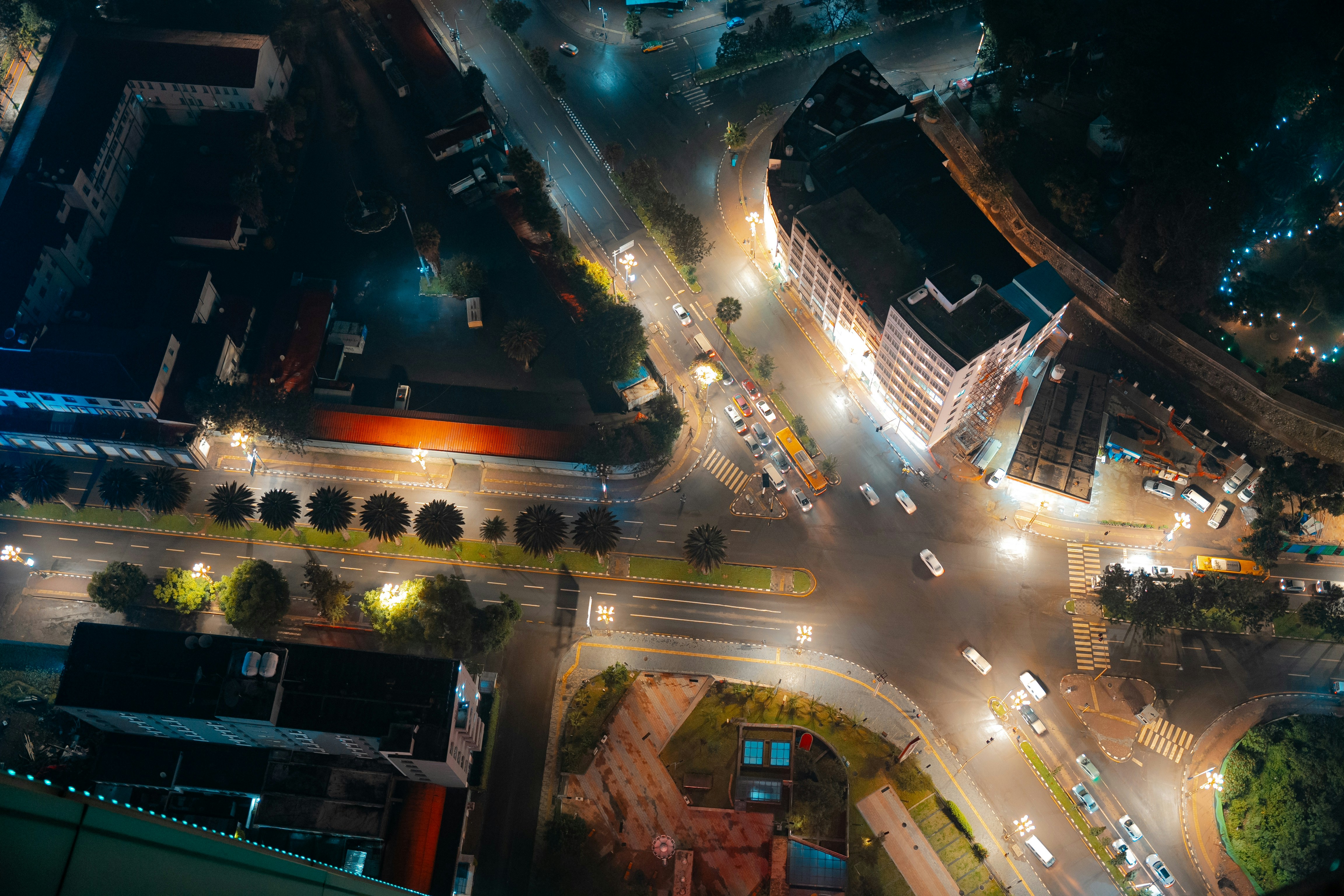 Vista aérea de una intersección de la ciudad por la noche