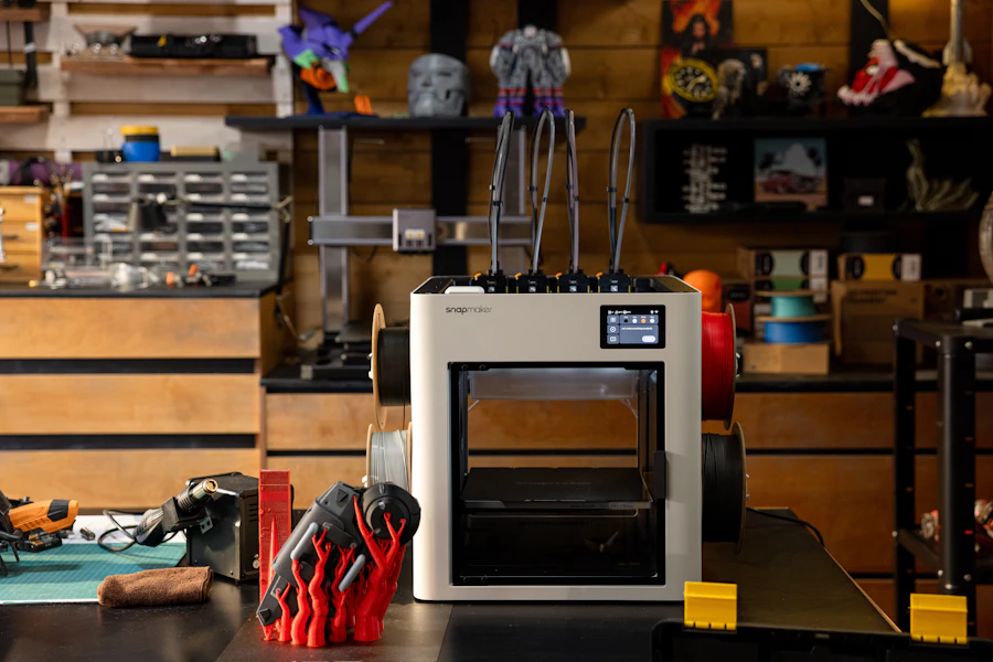 Impressora 3D em bancada de trabalho com peças impressas