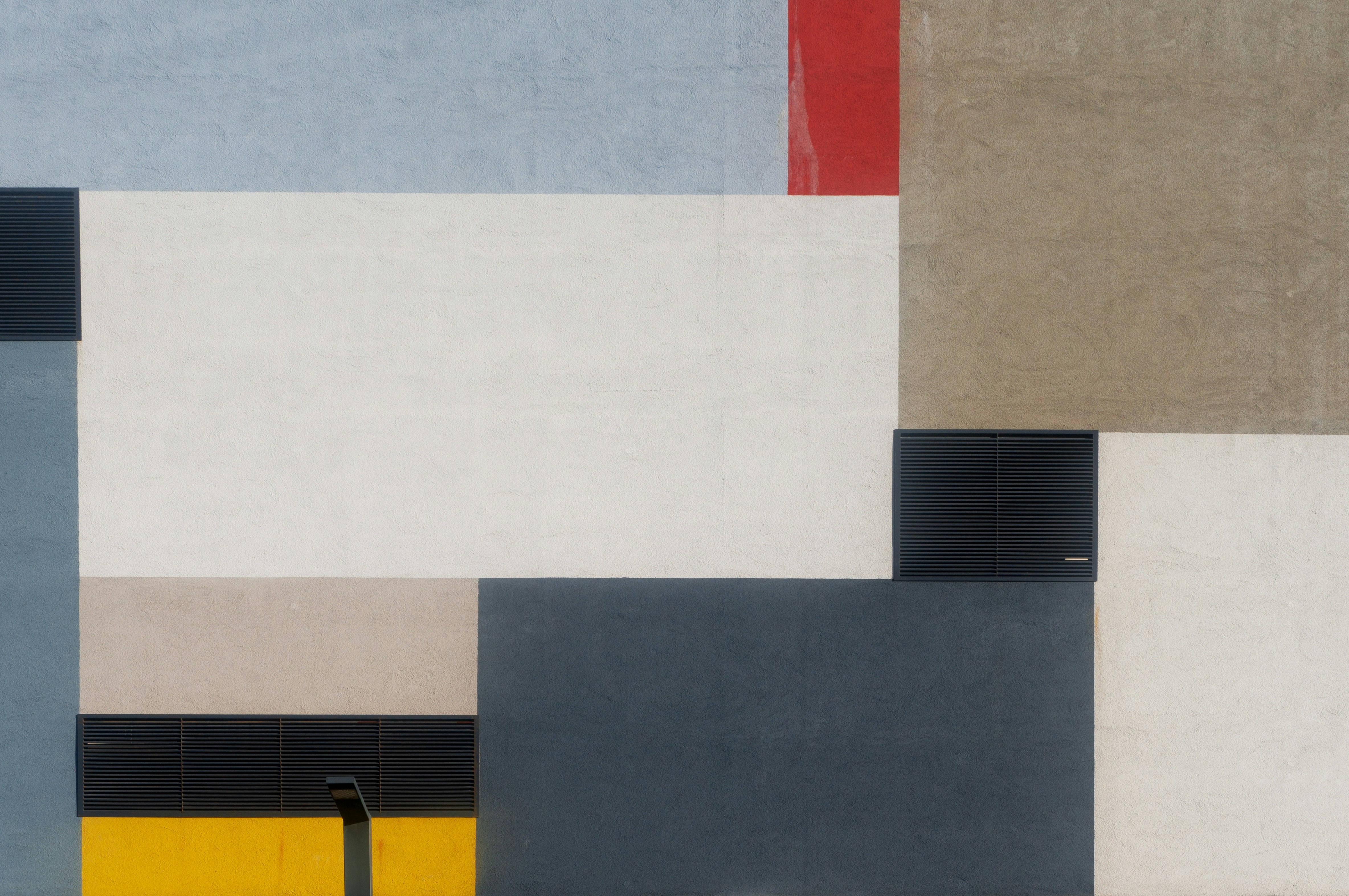 色のブロックによる抽象的な幾何学的構成