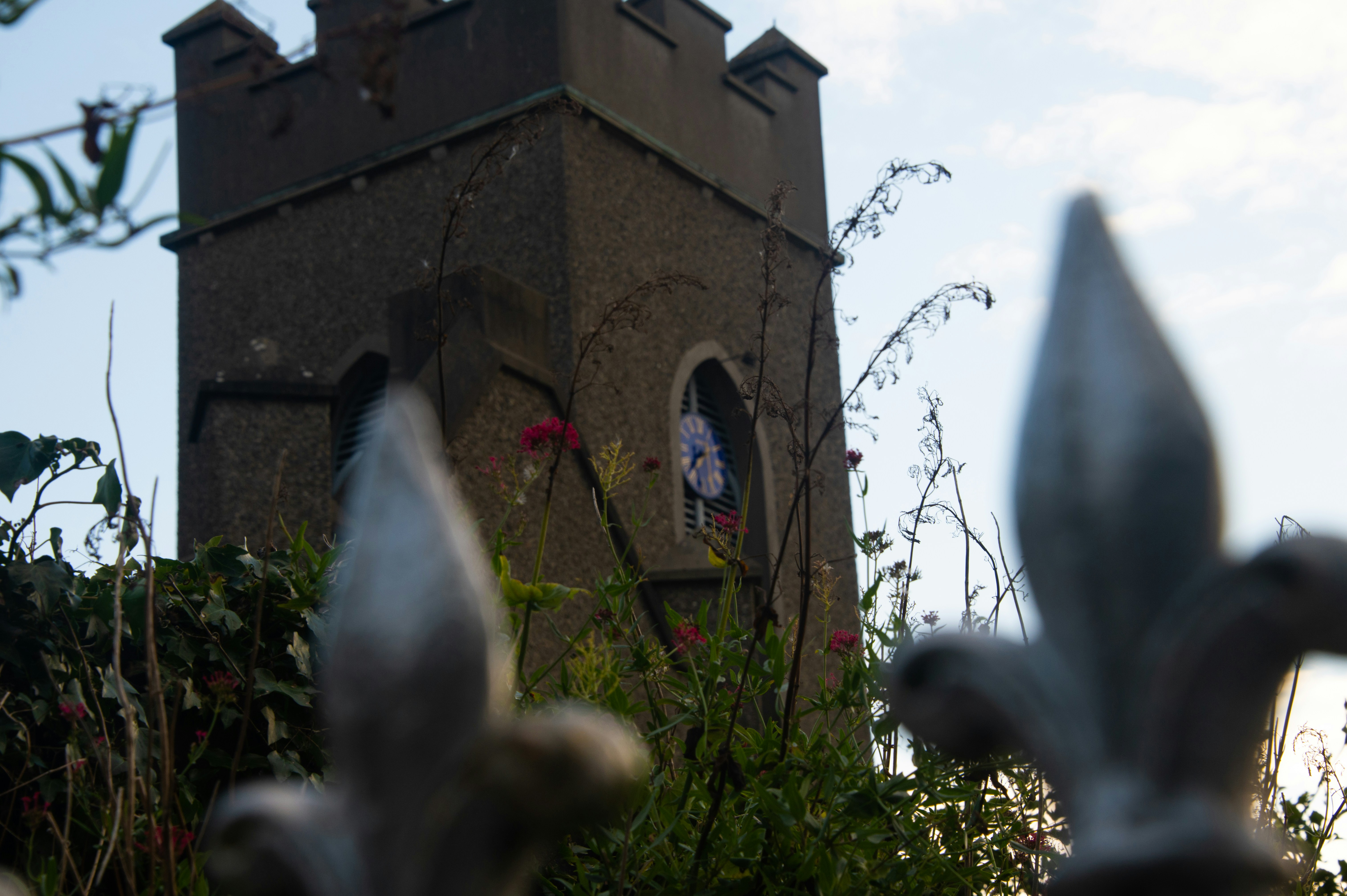 Torre de pedra velha com uma pessoa na janela.