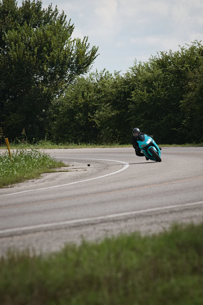 Motorista en moto deportiva tomando una curva