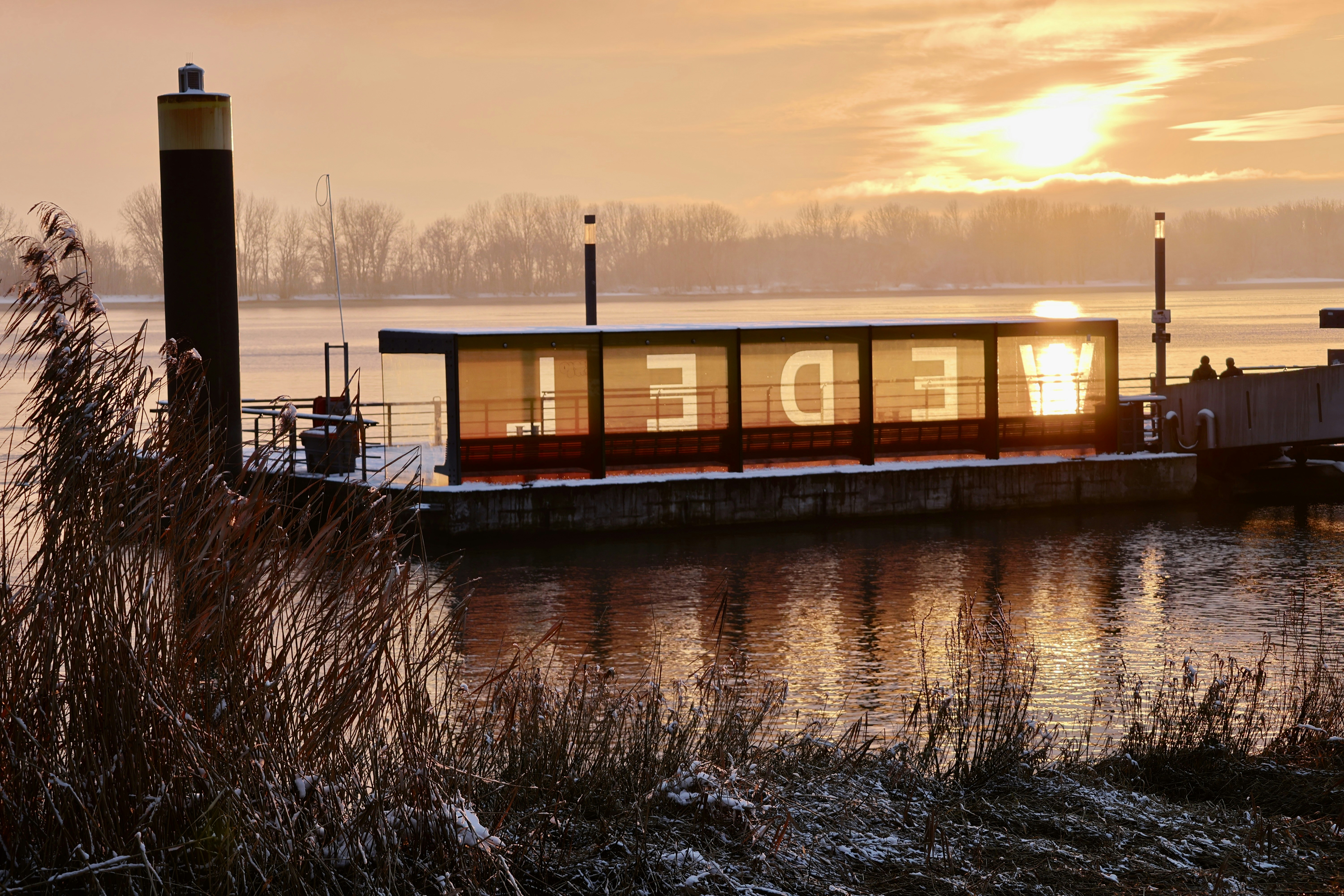 Gebäude bei Sonnenuntergang mit warmem Licht beleuchtet