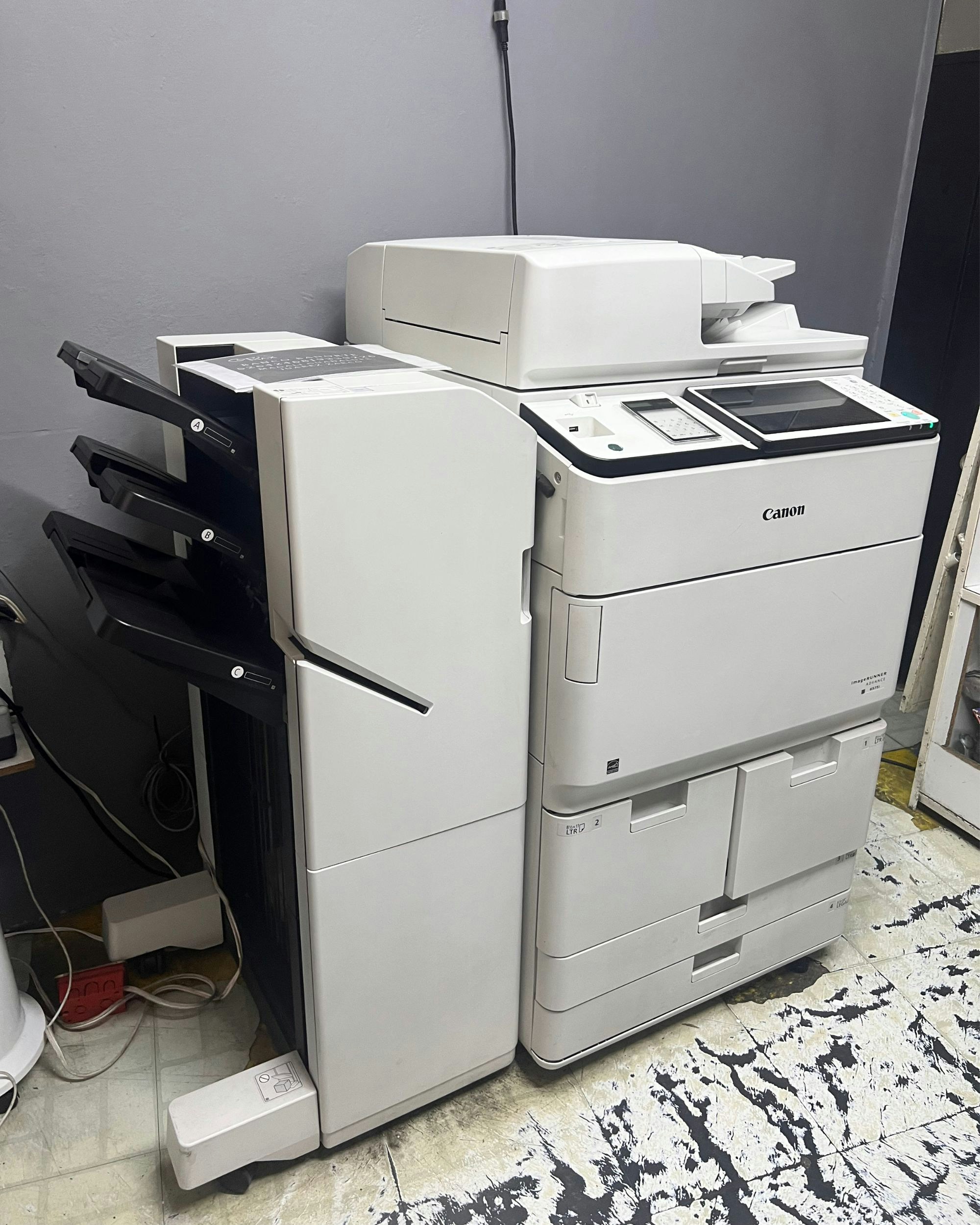 Interior con máquinas de copiado