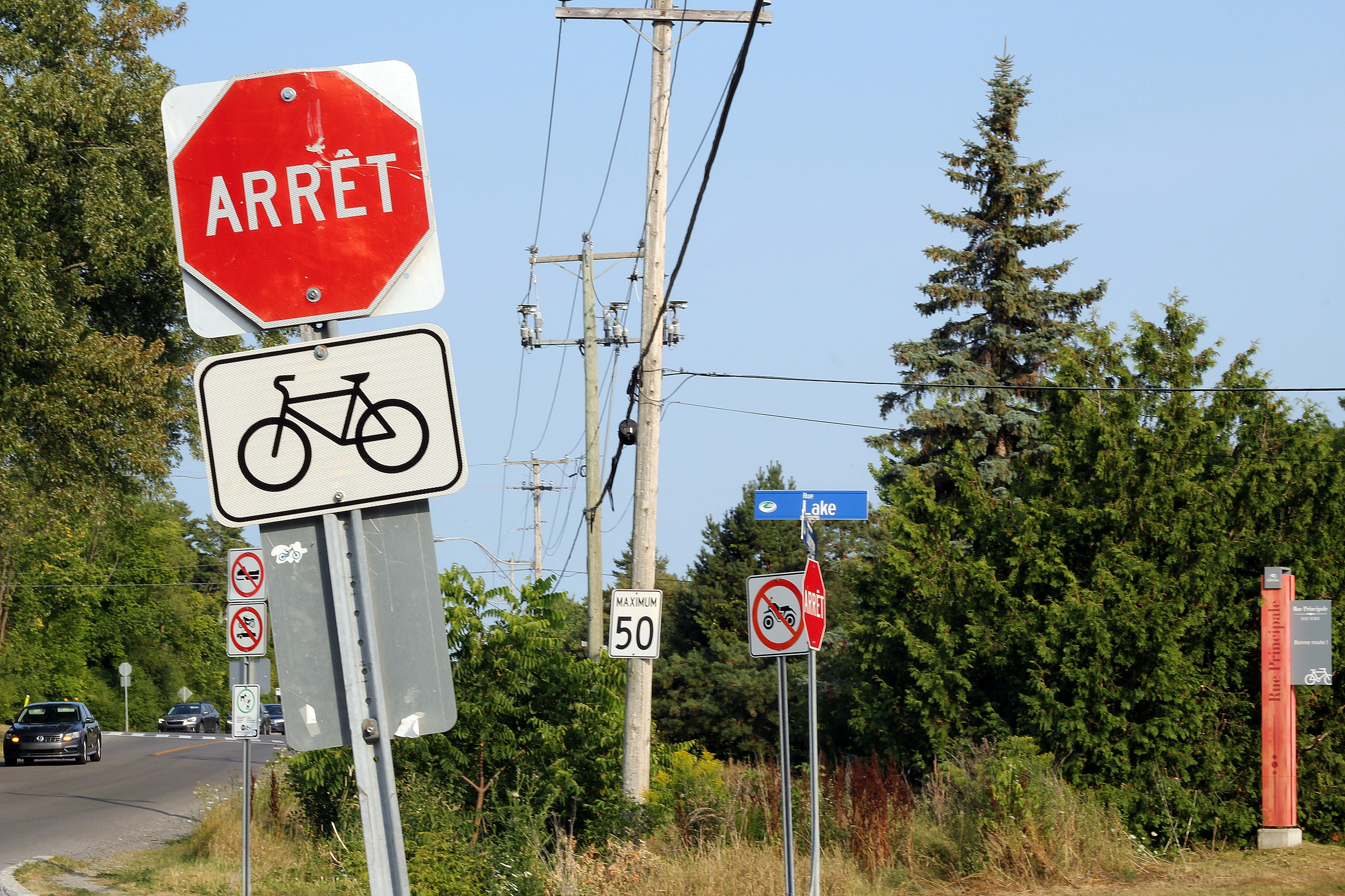 Stop and bicycle signs on a pole