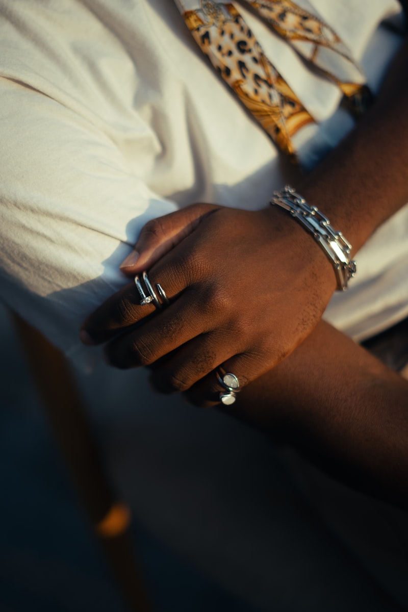 Arme mit Ringen und Armreifen