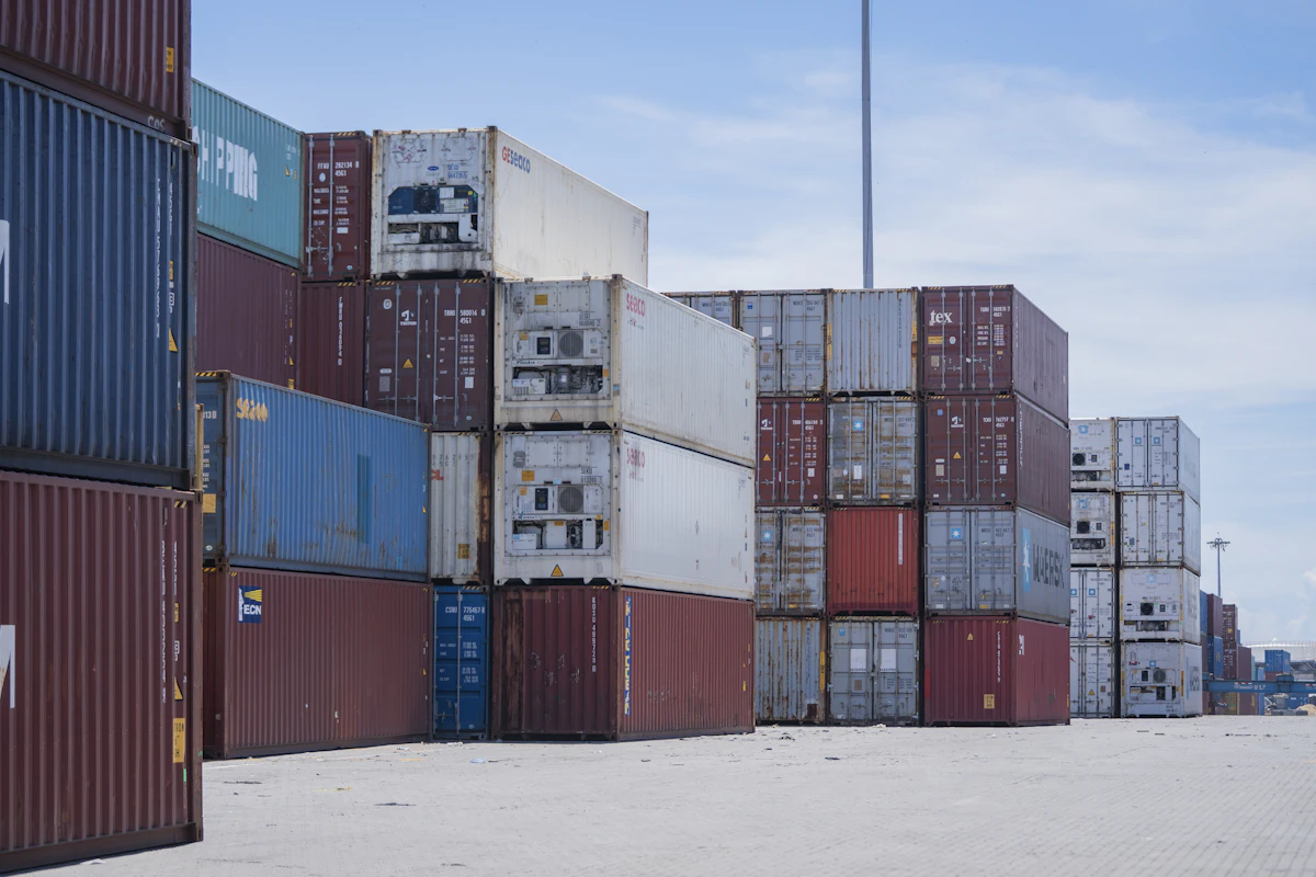 Conteneurs maritimes alignés sur un parc de stockage