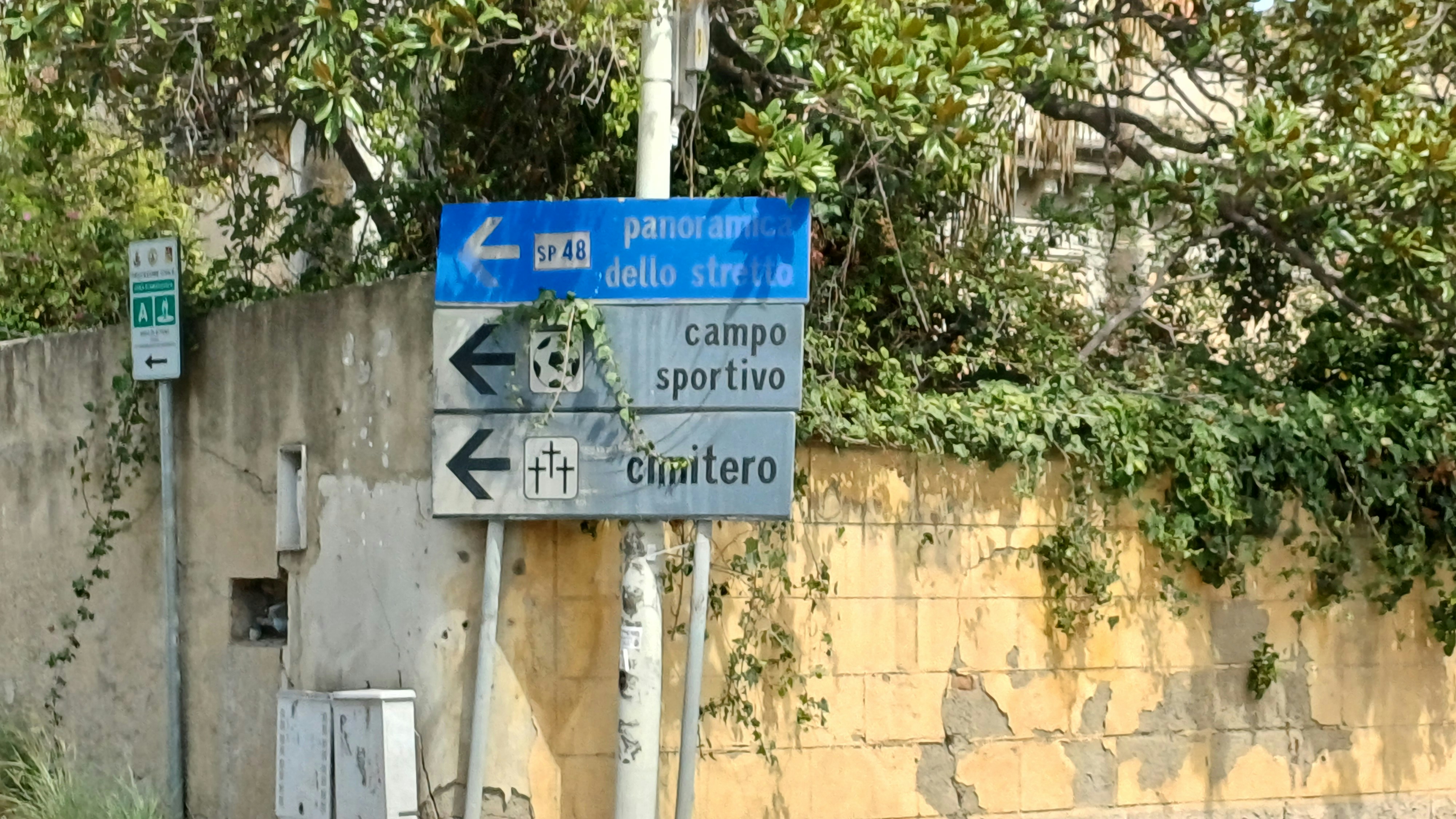Directional signs point towards campo sportivo and chapitero.