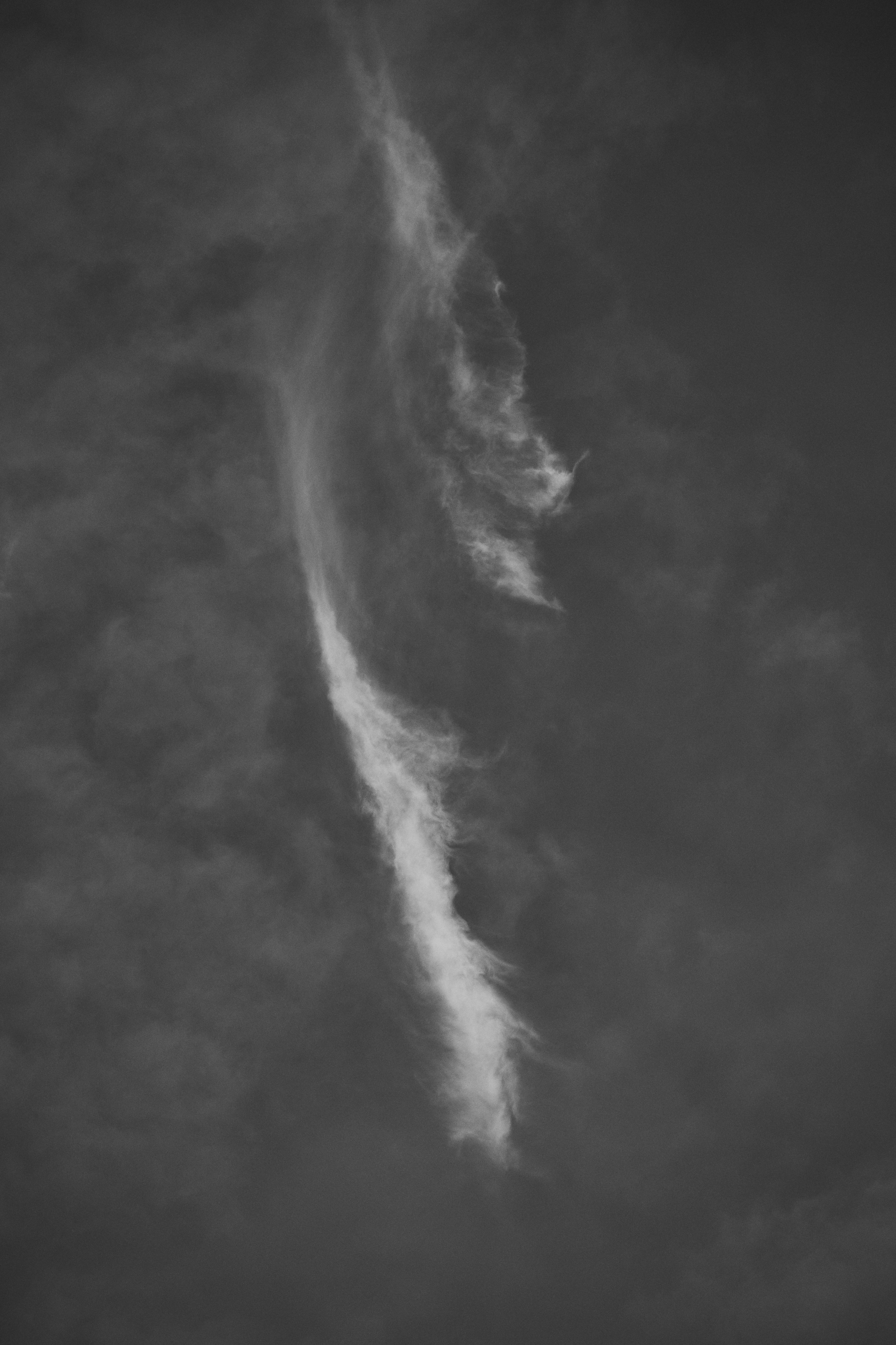 Zarte Wolkenbildung vor dunklem Himmel