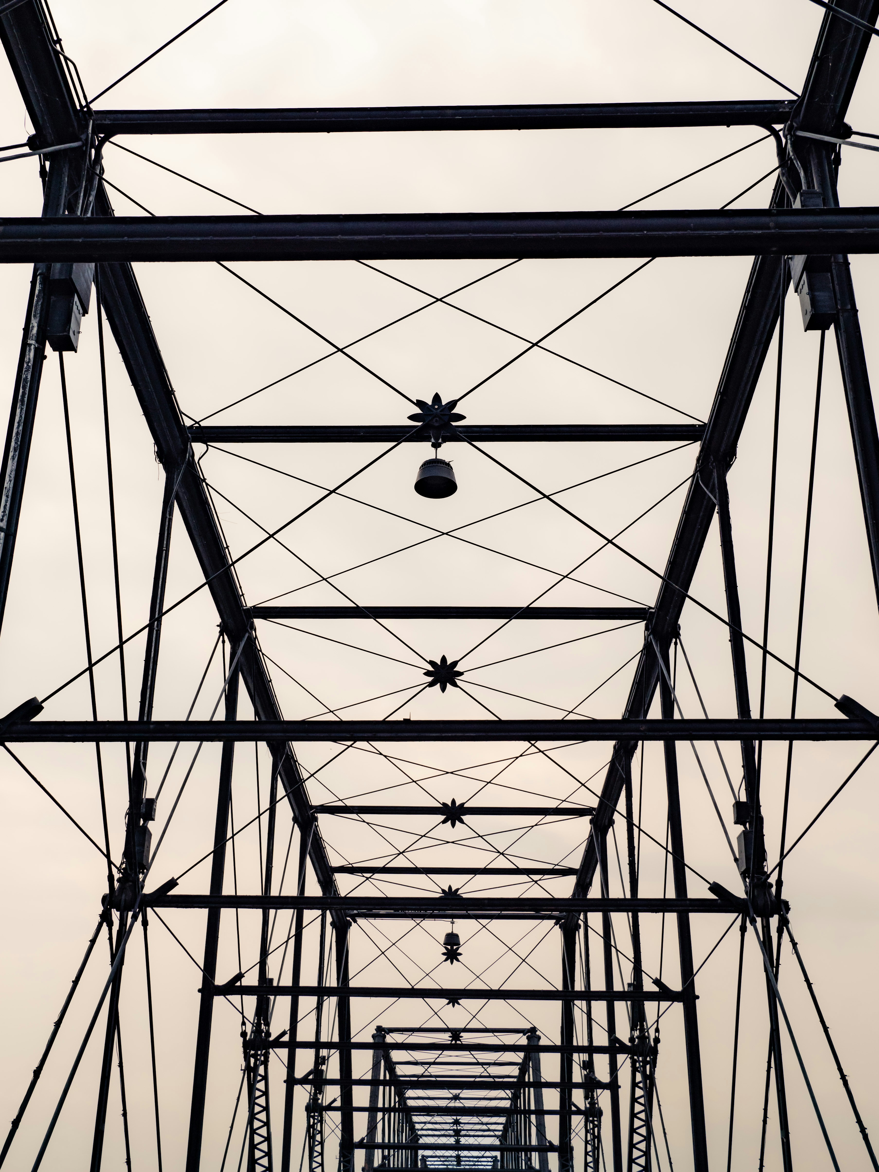 Geometrische Metallstruktur einer Brücke gegen den Himmel
