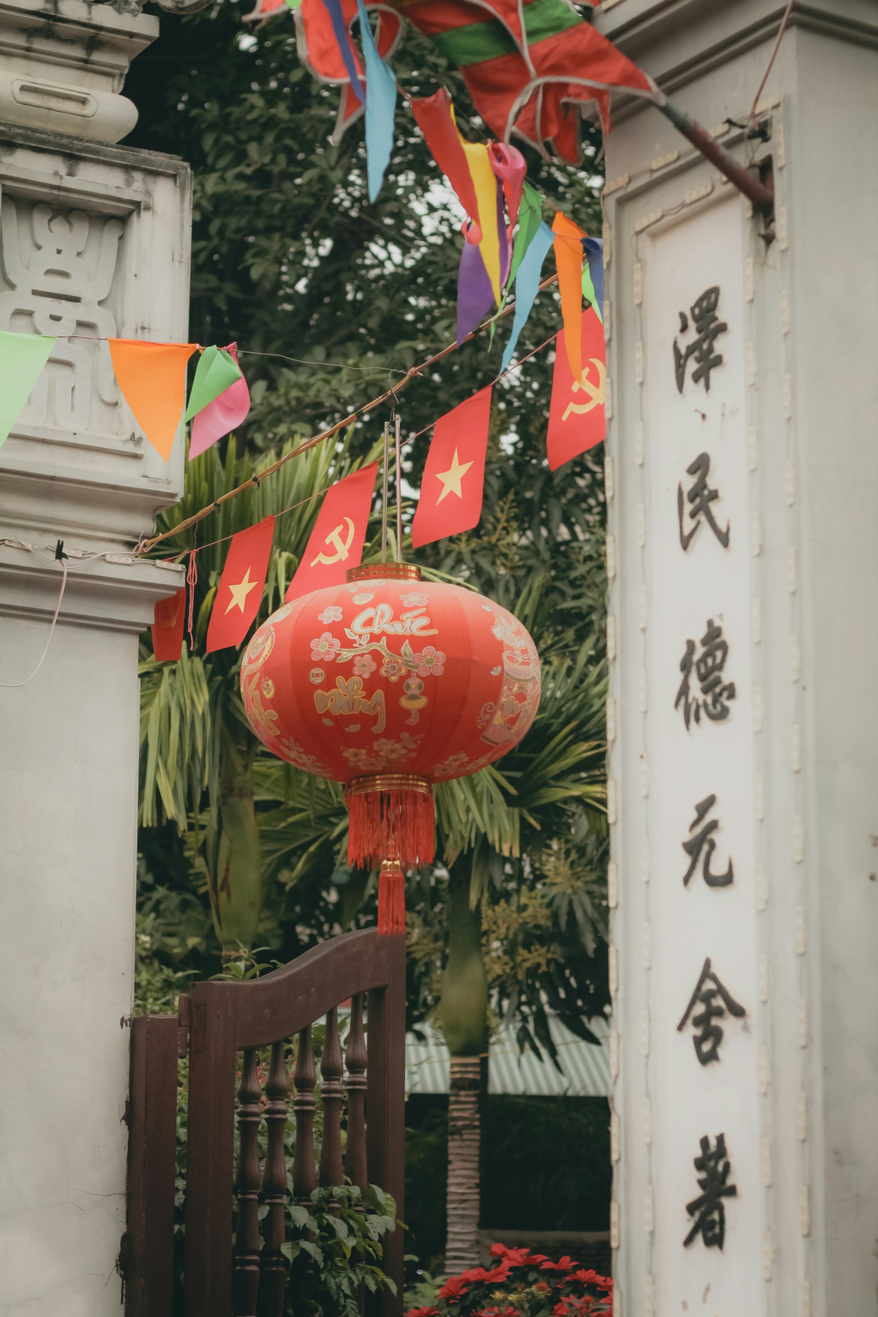 빨간 등불과 깃발이 입구를 장식합니다.