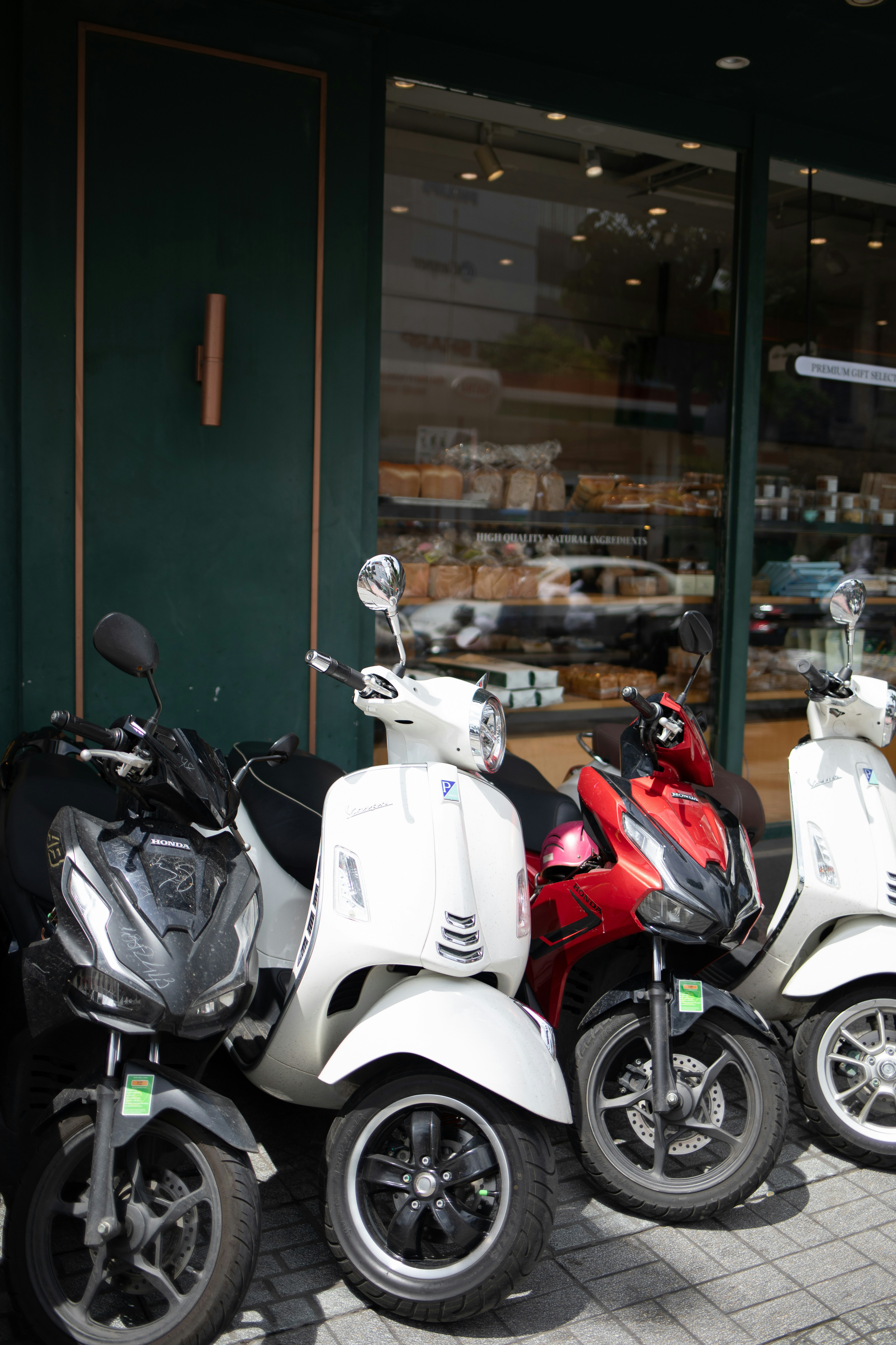 상점 앞에 주차된 스쿠터 몇 대.