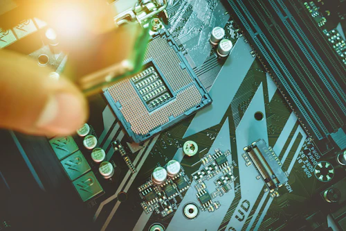 Técnico instalando un procesador en una tarjeta madre