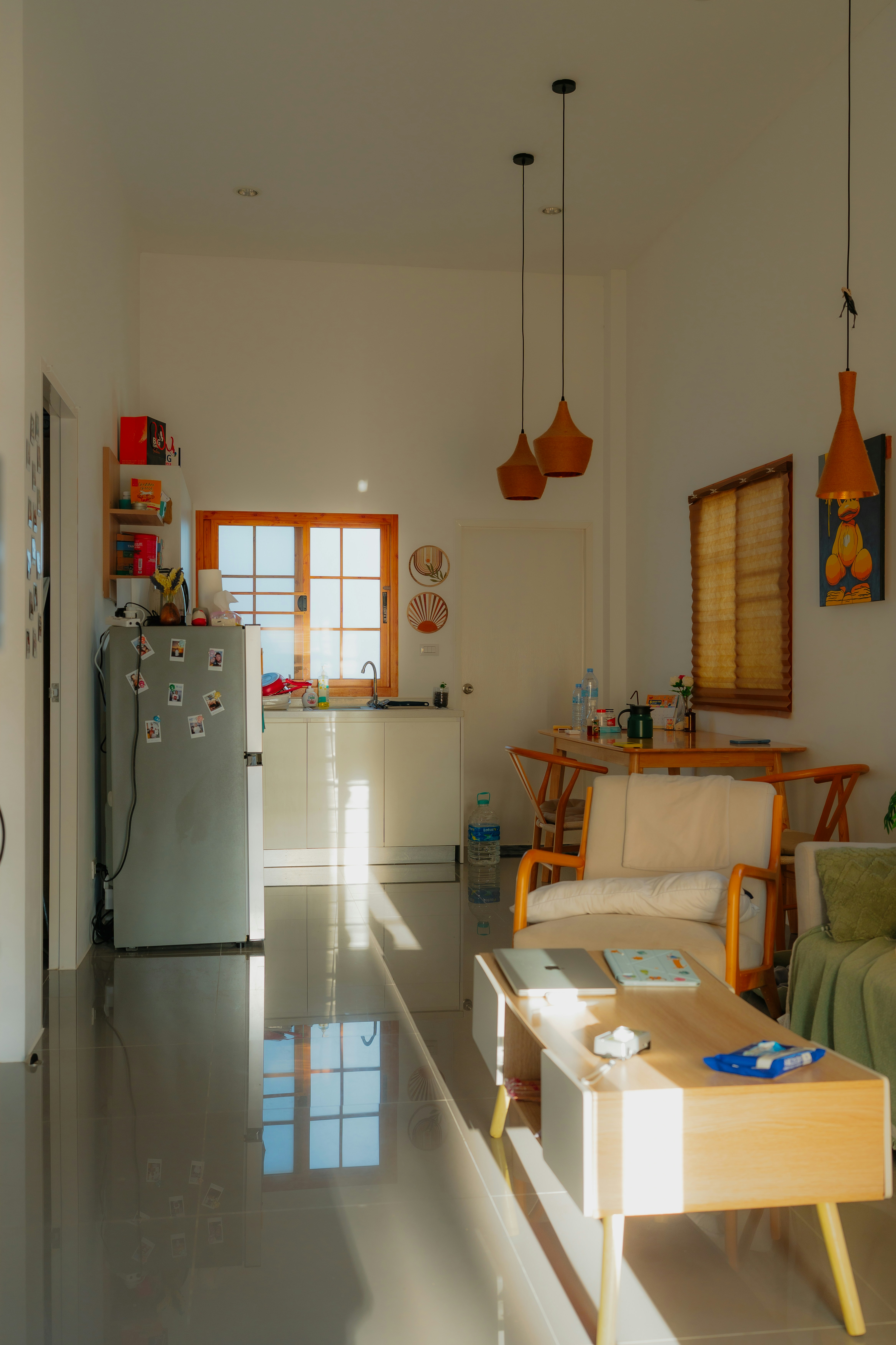 キッチンとダイニングエリアのある明るいリビングルーム。