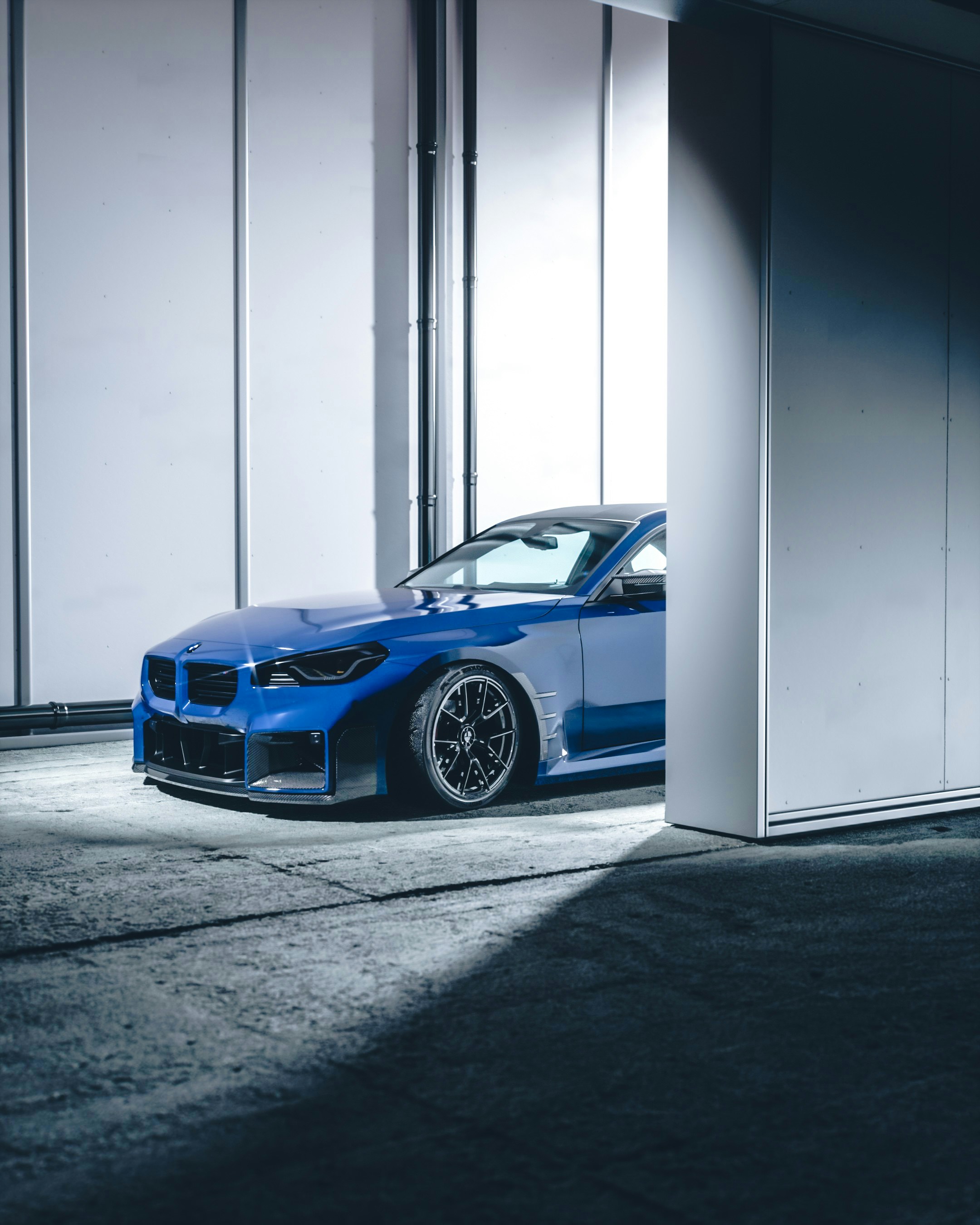 Carro esportivo azul estacionado em uma garagem moderna
