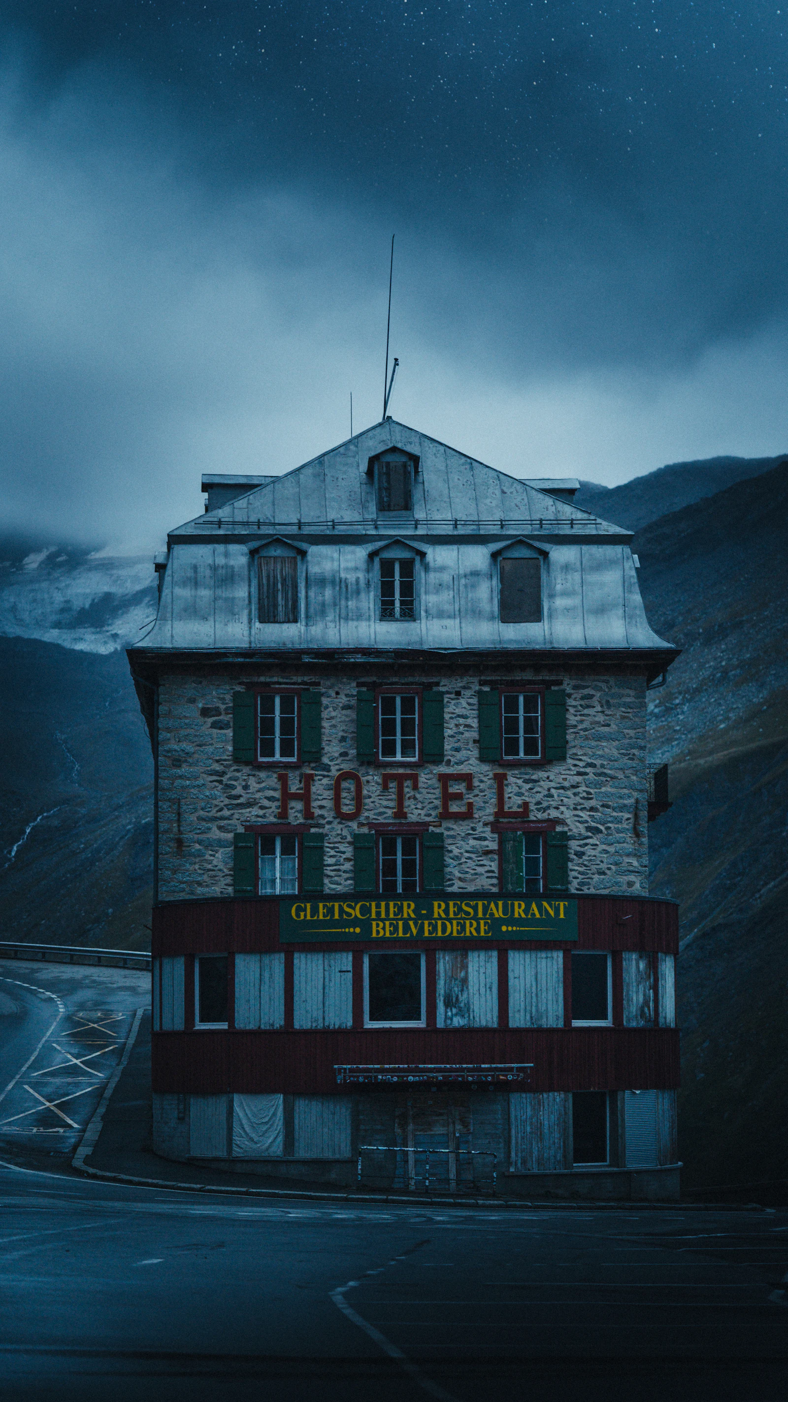 Ancien hôtel de montagne dans un paysage alpin (photo d'illustration)