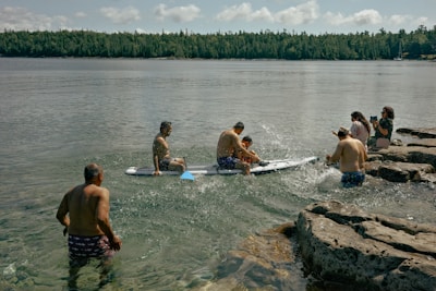 Grupo de palistas en lago tranquilo