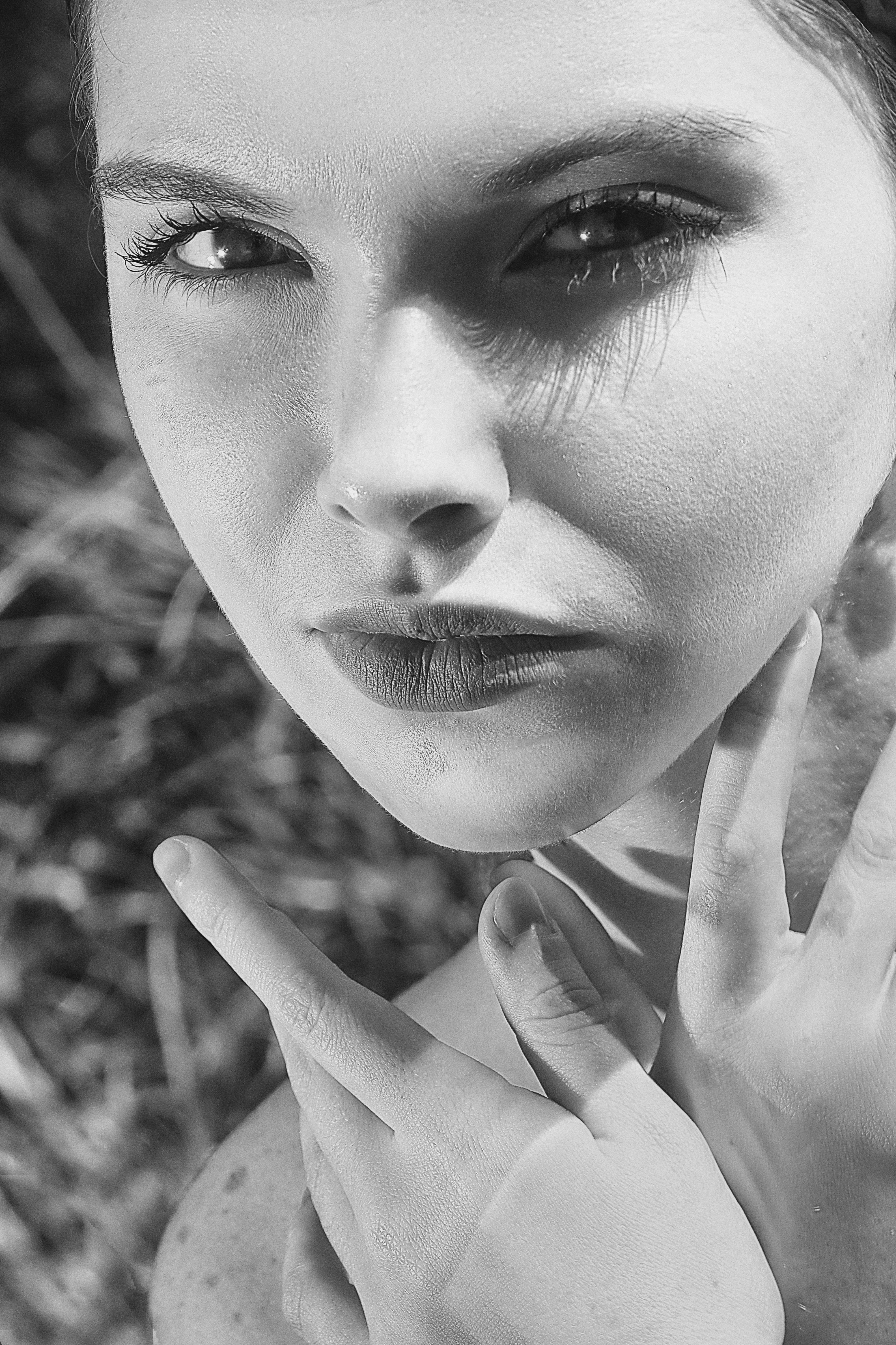 Black and white portrait of a woman with dramatic lighting photo – Free  Image on Unsplash, image size:3000x4500
