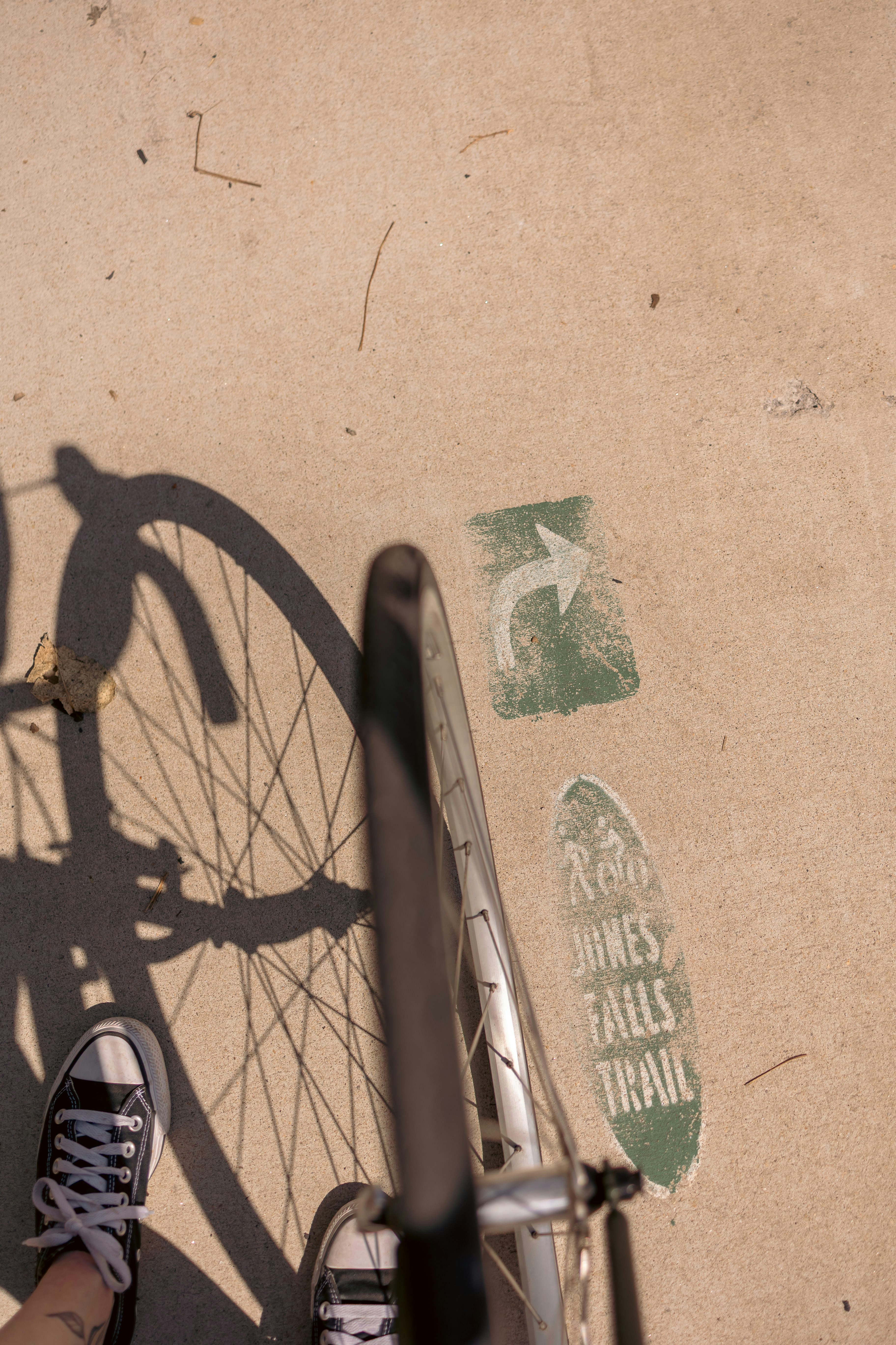 Pessoa na bicicleta perto do sinal da fuga das quedas de jones