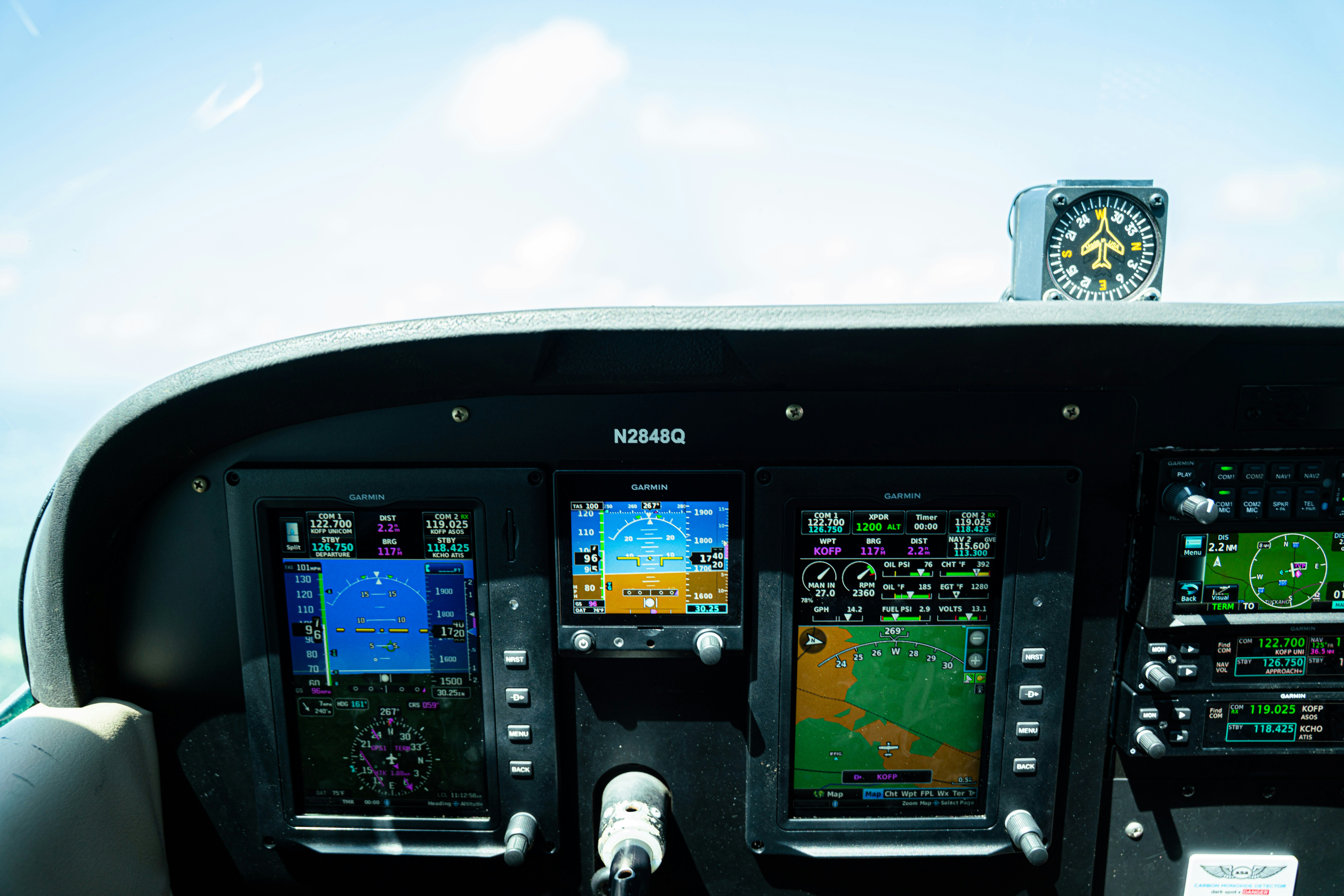 Cabina do piloto moderna do avião com exposições e instrumentos digitais.