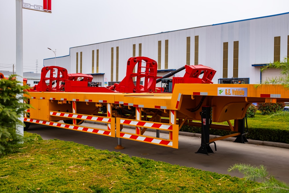 Dzeltena plakanā platforma ar sarkanām metāla struktūrām