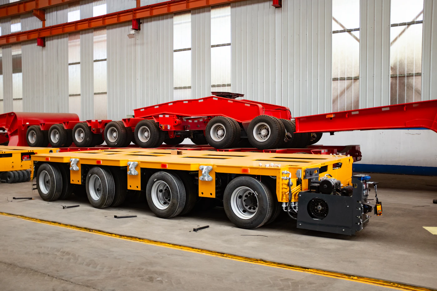 Schwerlastanhänger in Fertigungshalle – WHG Transportwagen
