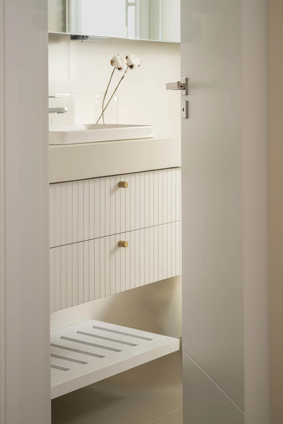 Gerçek banyo dolabı ve lavabo altı mobilya uygulaması
