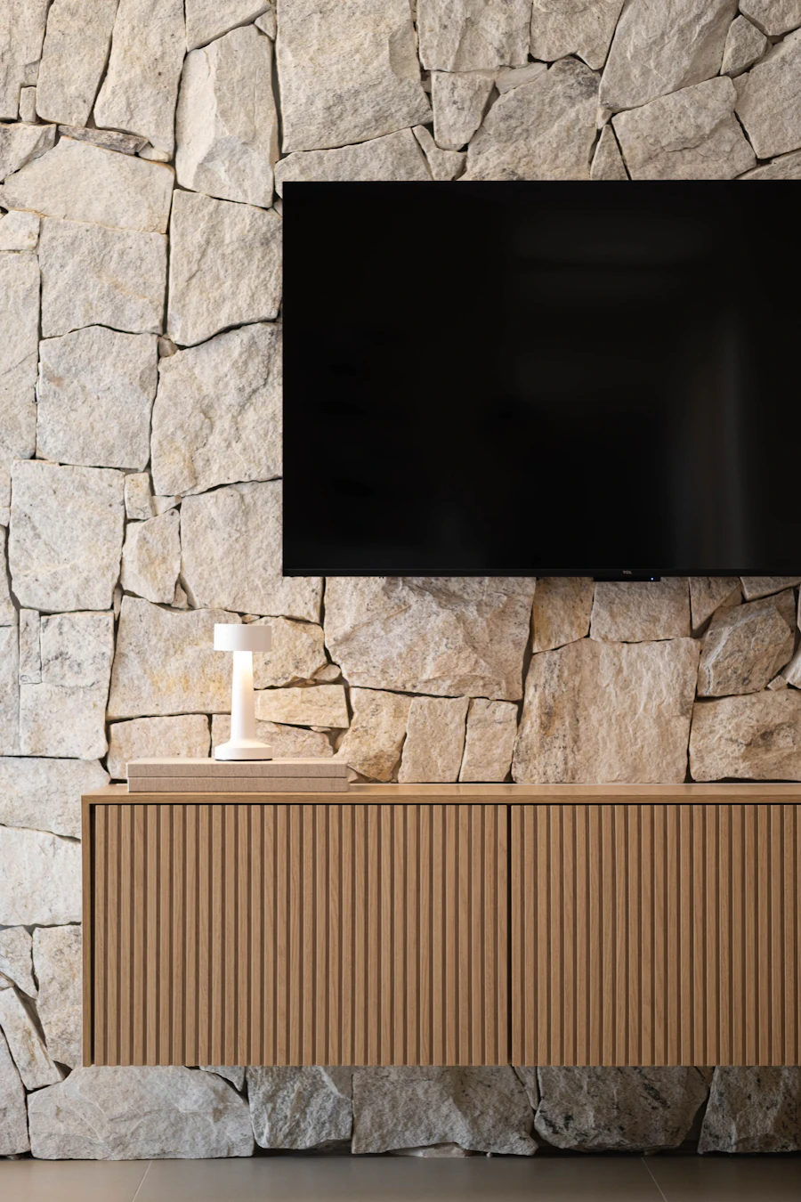 Natural stone TV wall with a floating slatted unit (inspiration)