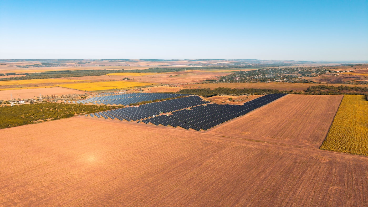 Wide solar panel field under a clear sky