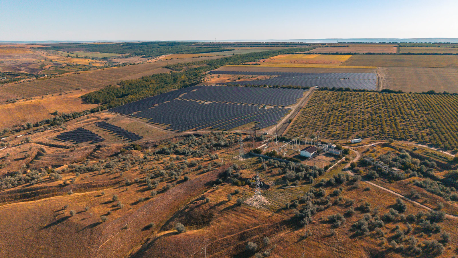 Parque solar en paisaje rural bajo cielo despejado