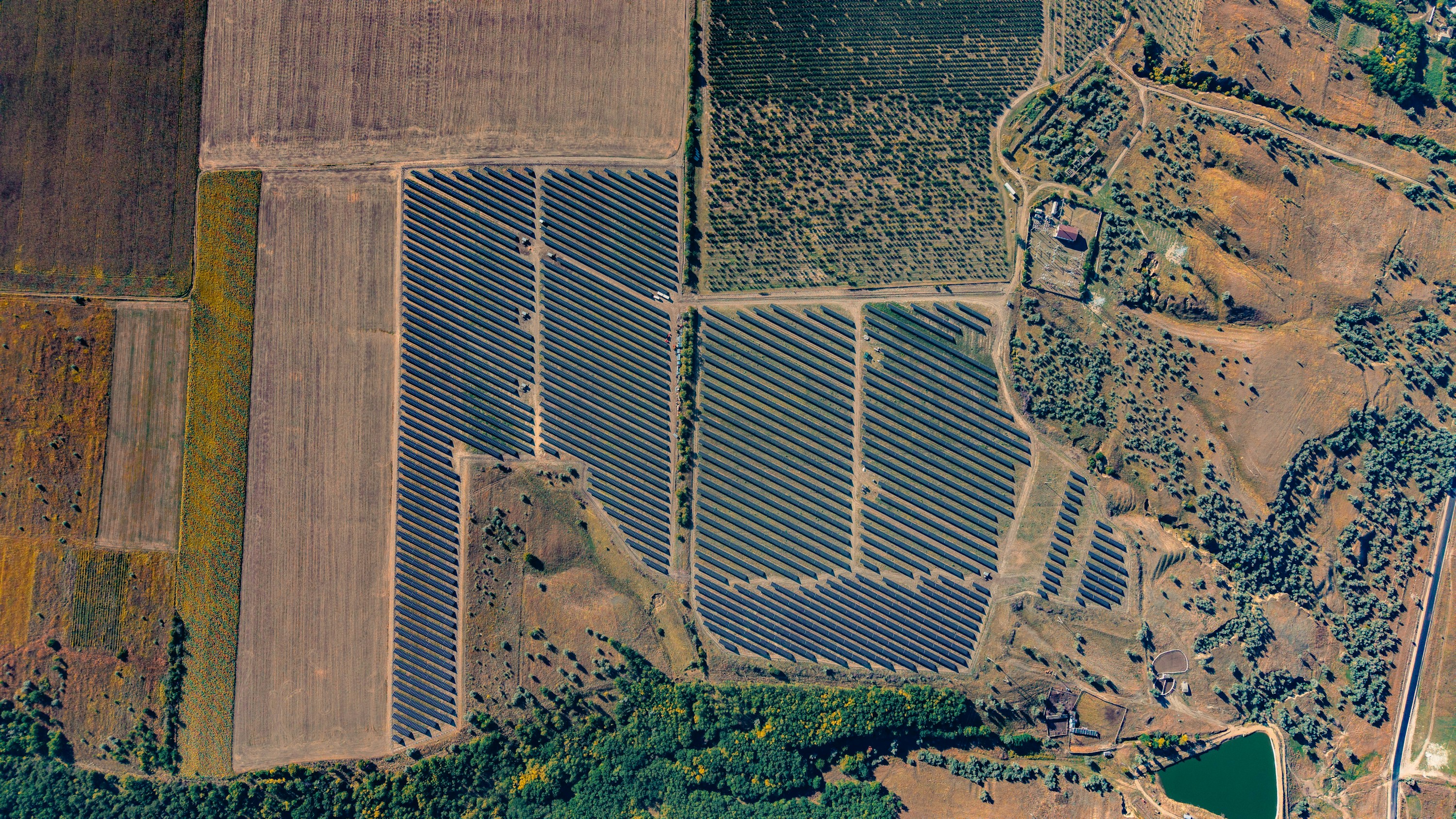 Parc fotovoltaic amplasat intr-o zona agricola