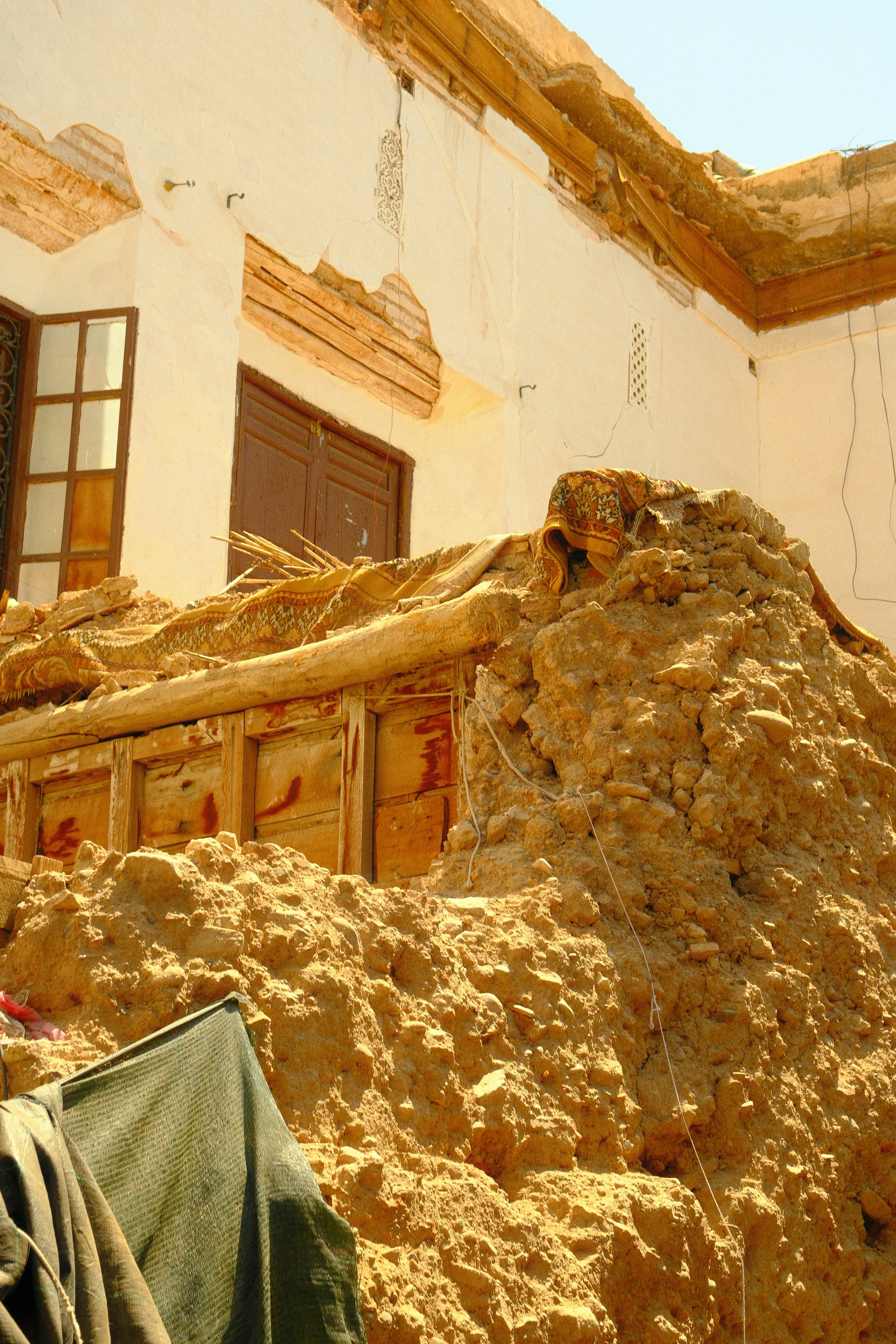 Edificio dañado con escombros y escombros
