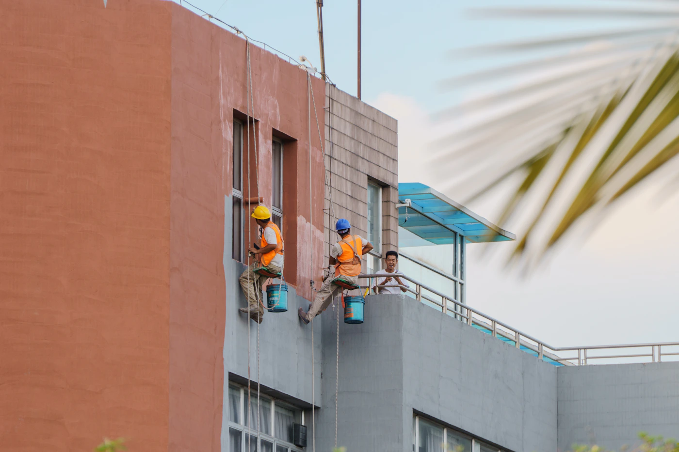 Facharbeiter bei Arbeiten an einer Gebäudefassade