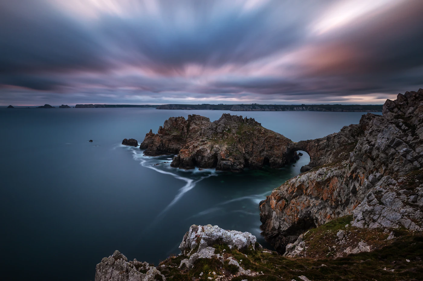 Mer de Bretagne au crépuscule, côte rocheuse