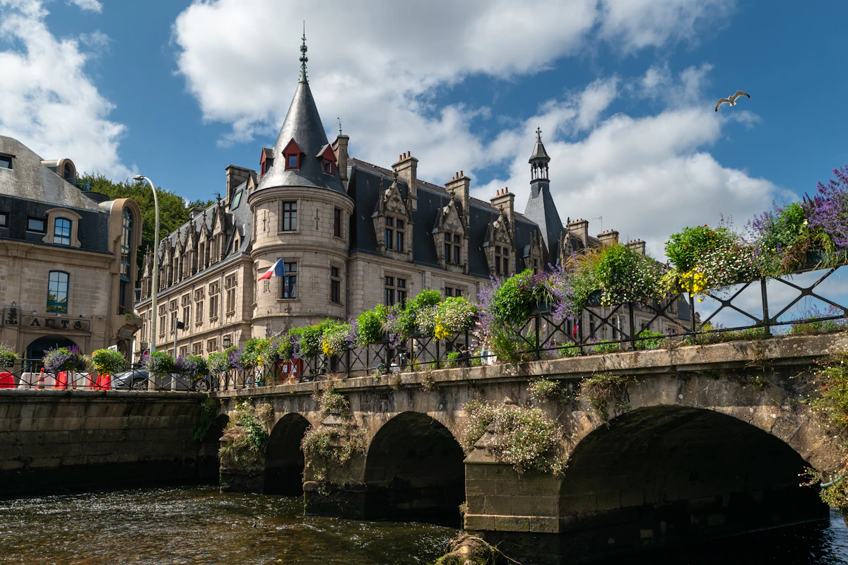 Les quais fleuris de l'Odet et un pont de pierre au cœur de Quimper