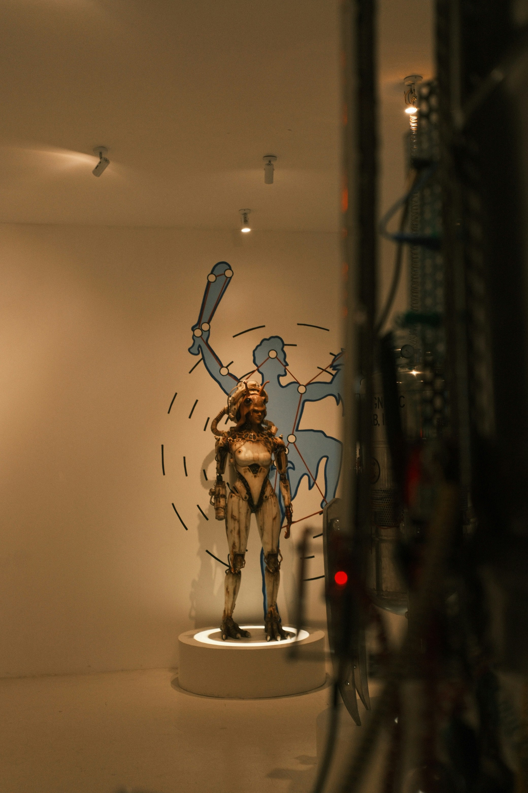 Um robô de inteligência artificial olhando para um cliente satisfeito, com uma tela de computador ao fundo mostrando análises de dados, representando a fusão de tecnologia e interação humana para o sucesso.