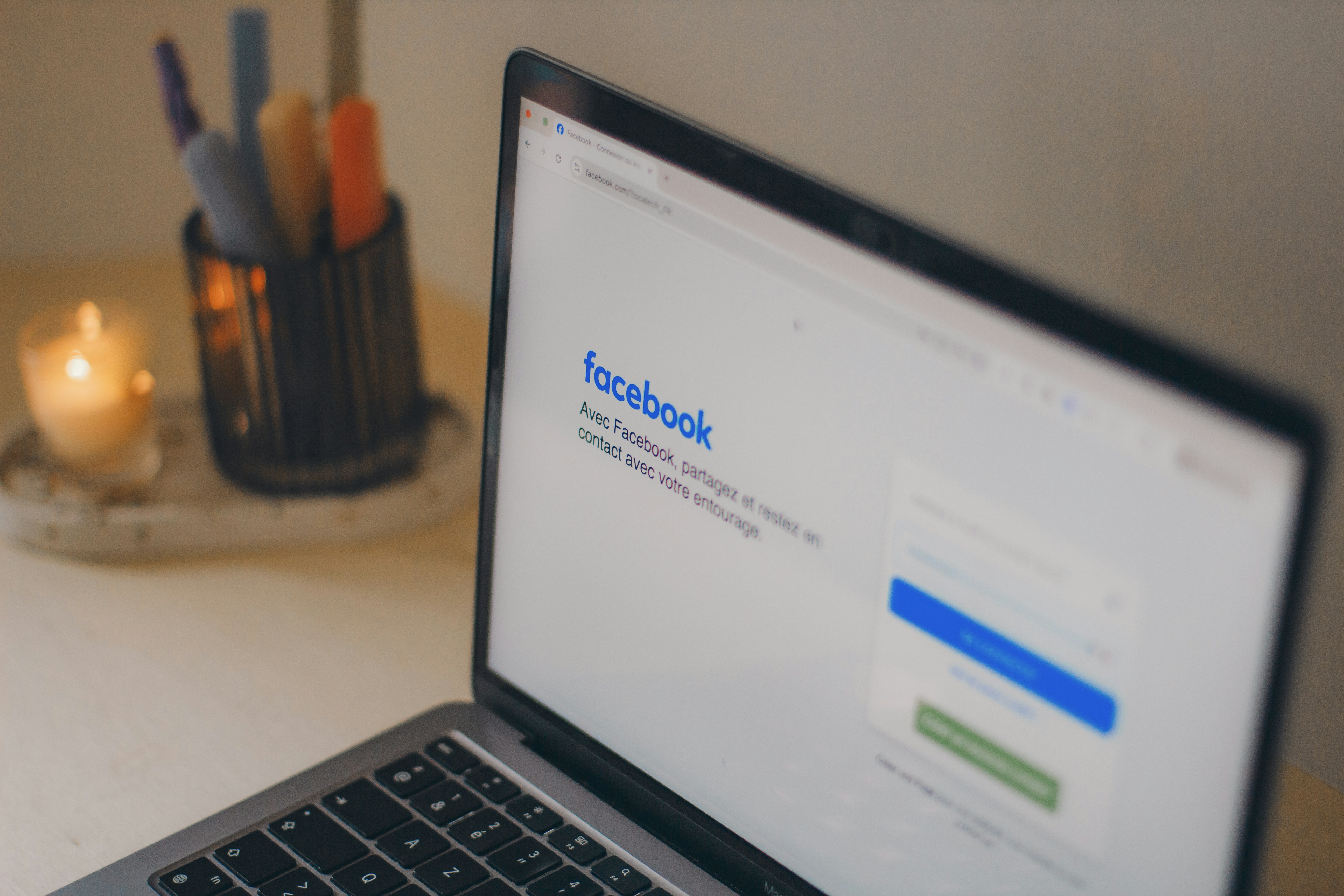 Computadora portátil que muestra la página de inicio de sesión de Facebook
