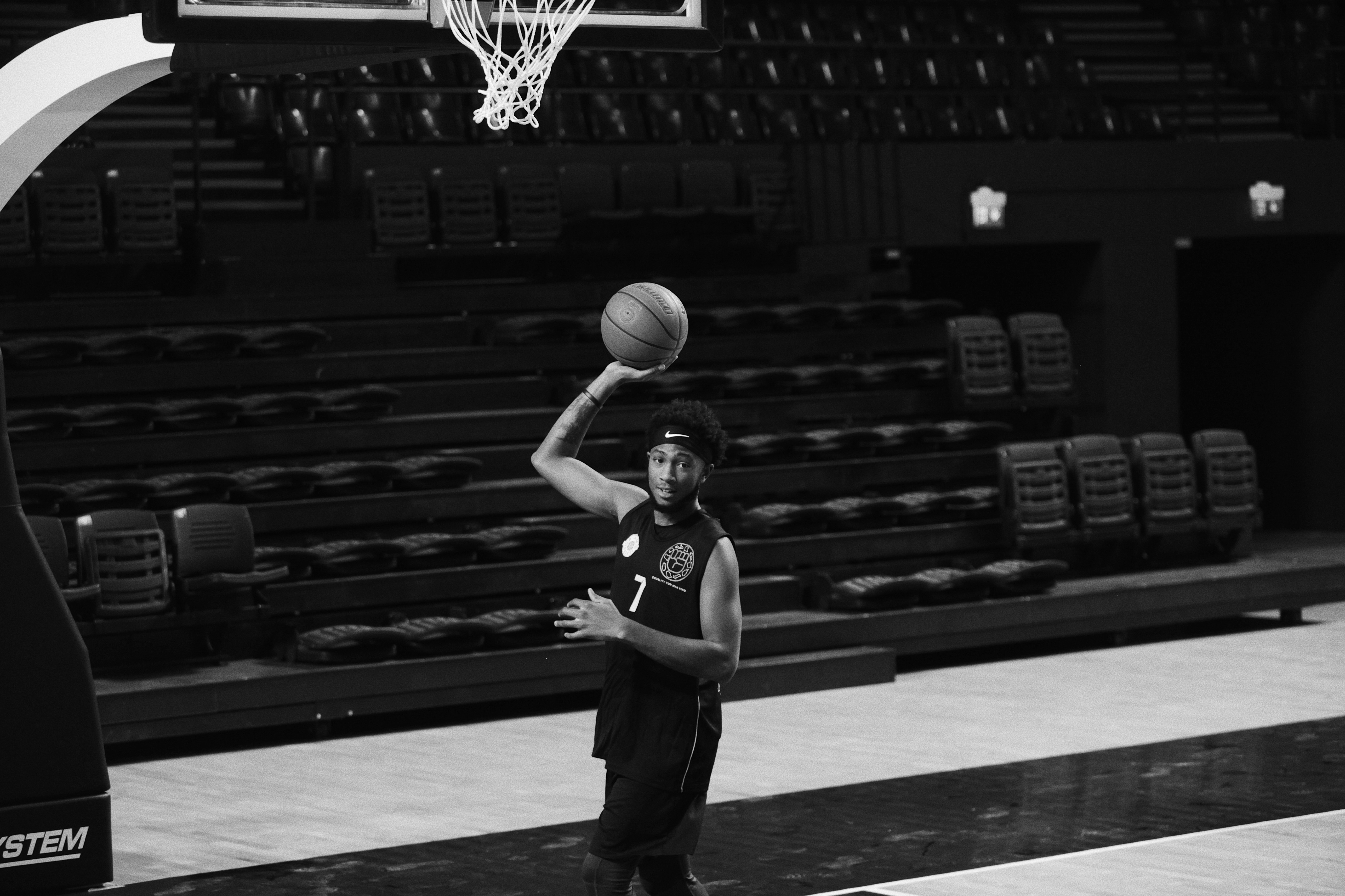 Jugador de baloncesto lanzando un tiro libre en un momento de tensión