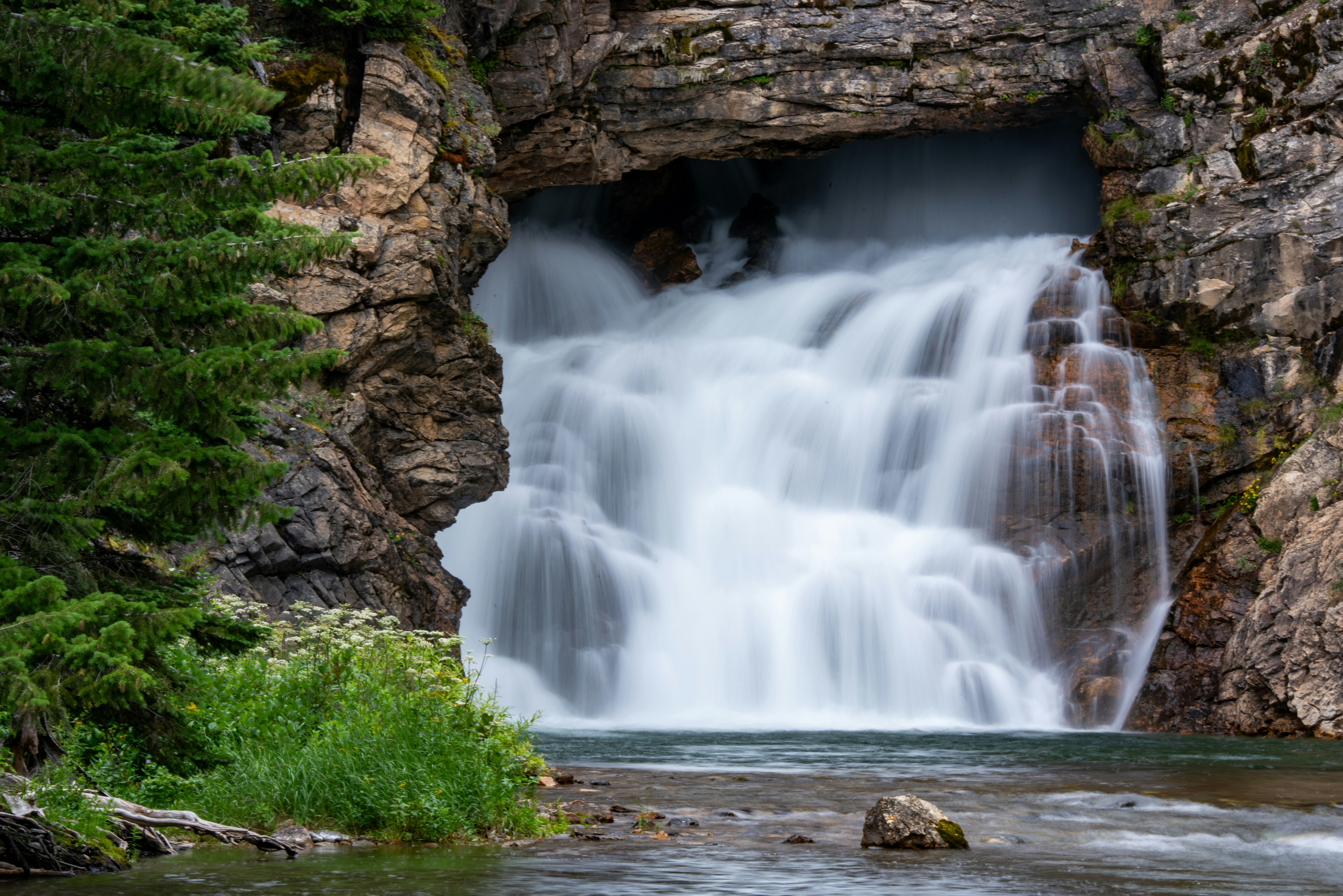 Cascade en cascade depuis l’entrée d’une grotte rocheuse