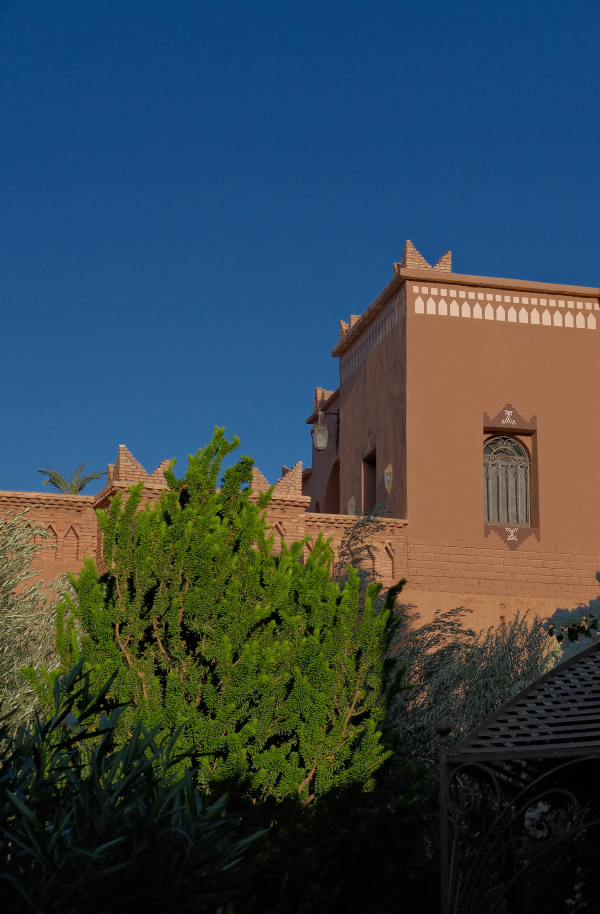 Bâtisse marocaine traditionnelle entourée de verdure — villas patio Dar Amandier