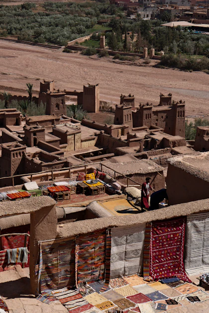 Alfombras expuestas ante una kasbah
