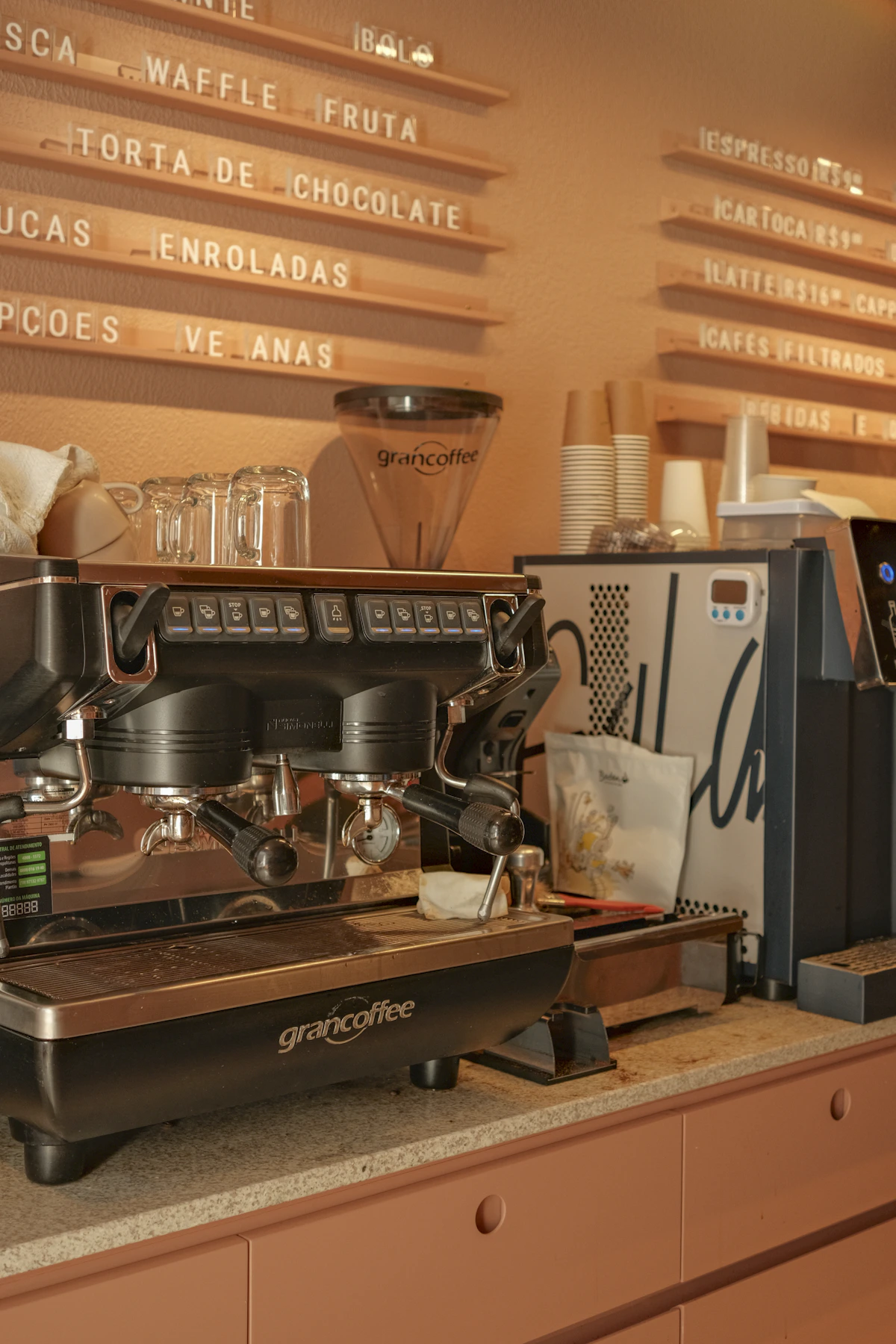 Barra de cafetería con máquina de espresso profesional