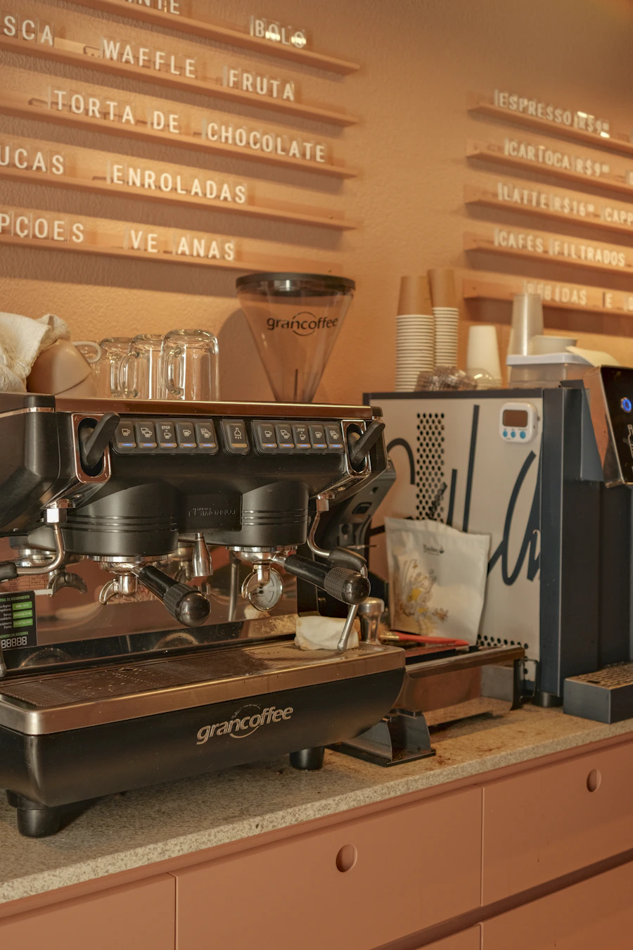 Interior de cafetería con barra de espresso