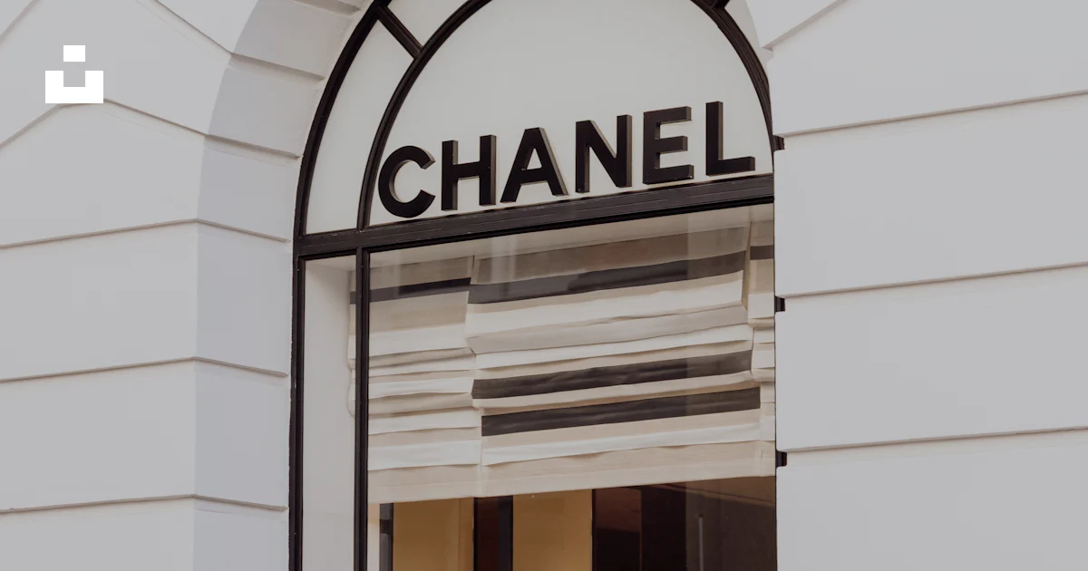 Chanel Window Chanel store window with arched architectural details photo – Free City ...