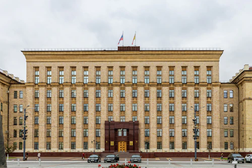 Edificio de gobierno con banderas, sector público