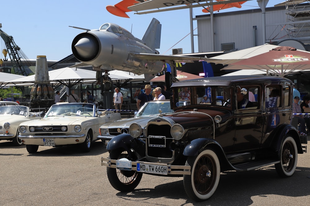 Vintage auto un lidmašīna eksponēti āra apstākļos