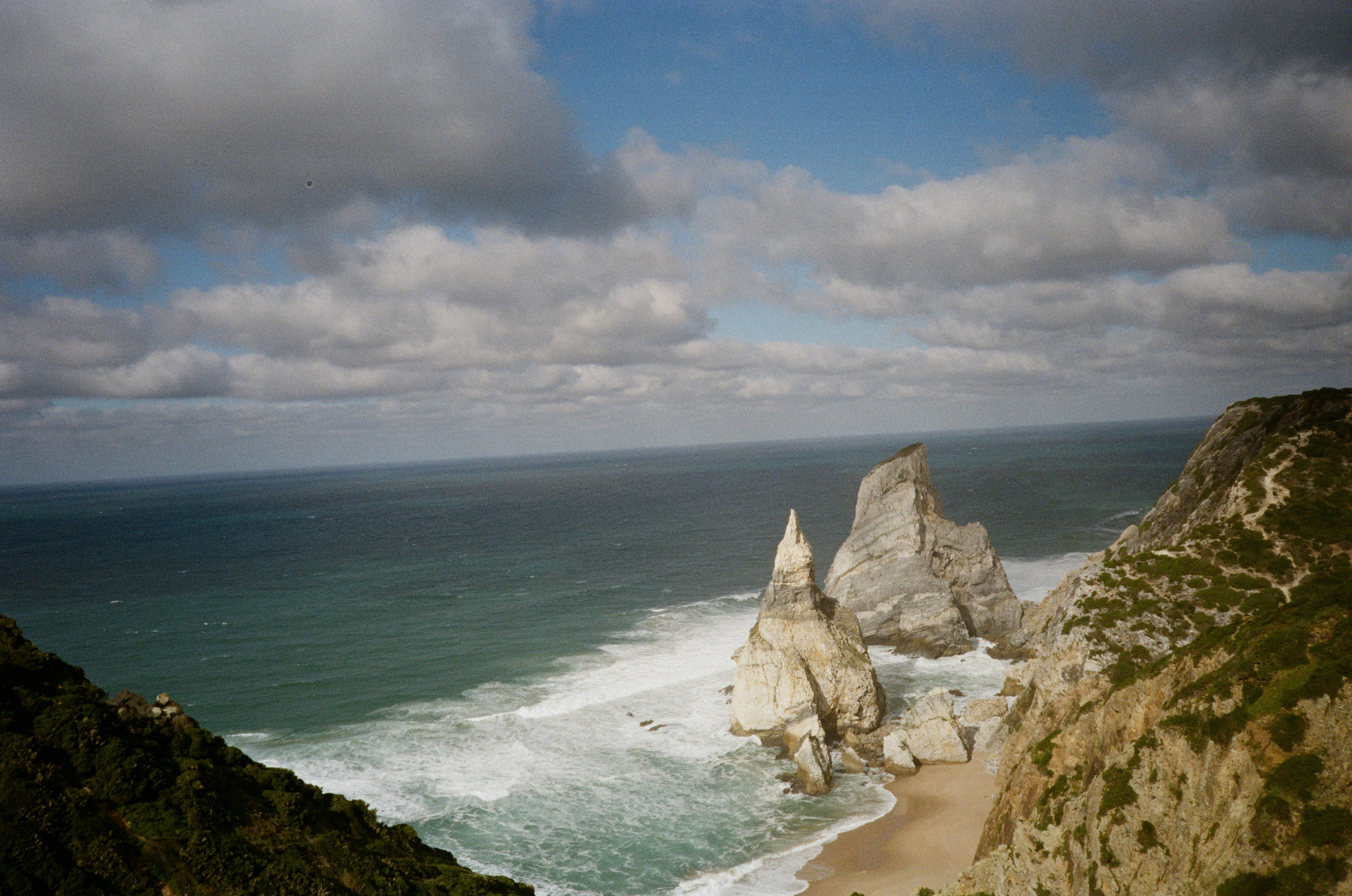 Dramatische Meereswellen schlagen gegen felsige Küstenklippen