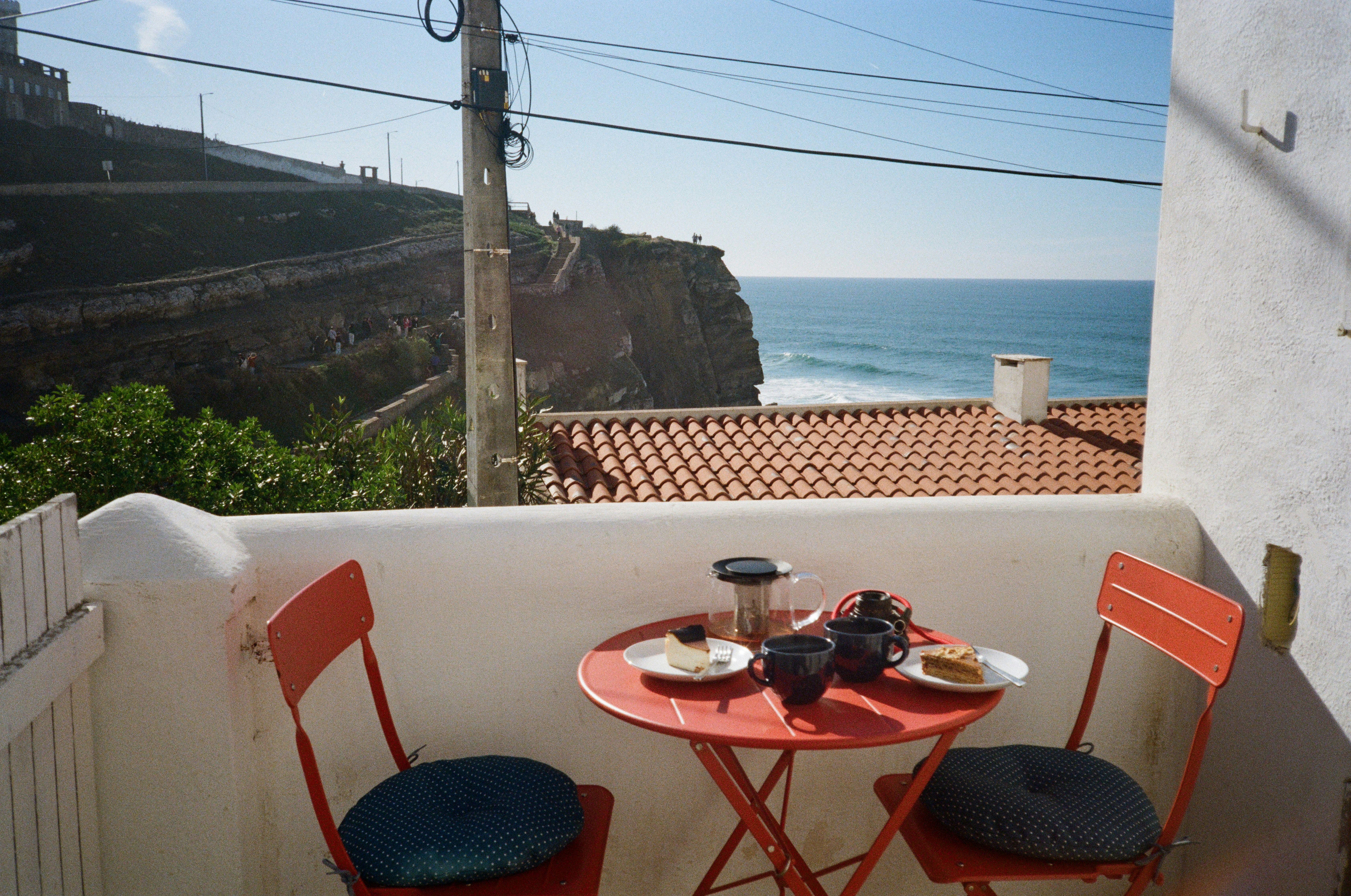 Balkon mit Tisch, Stühlen und Meerblick