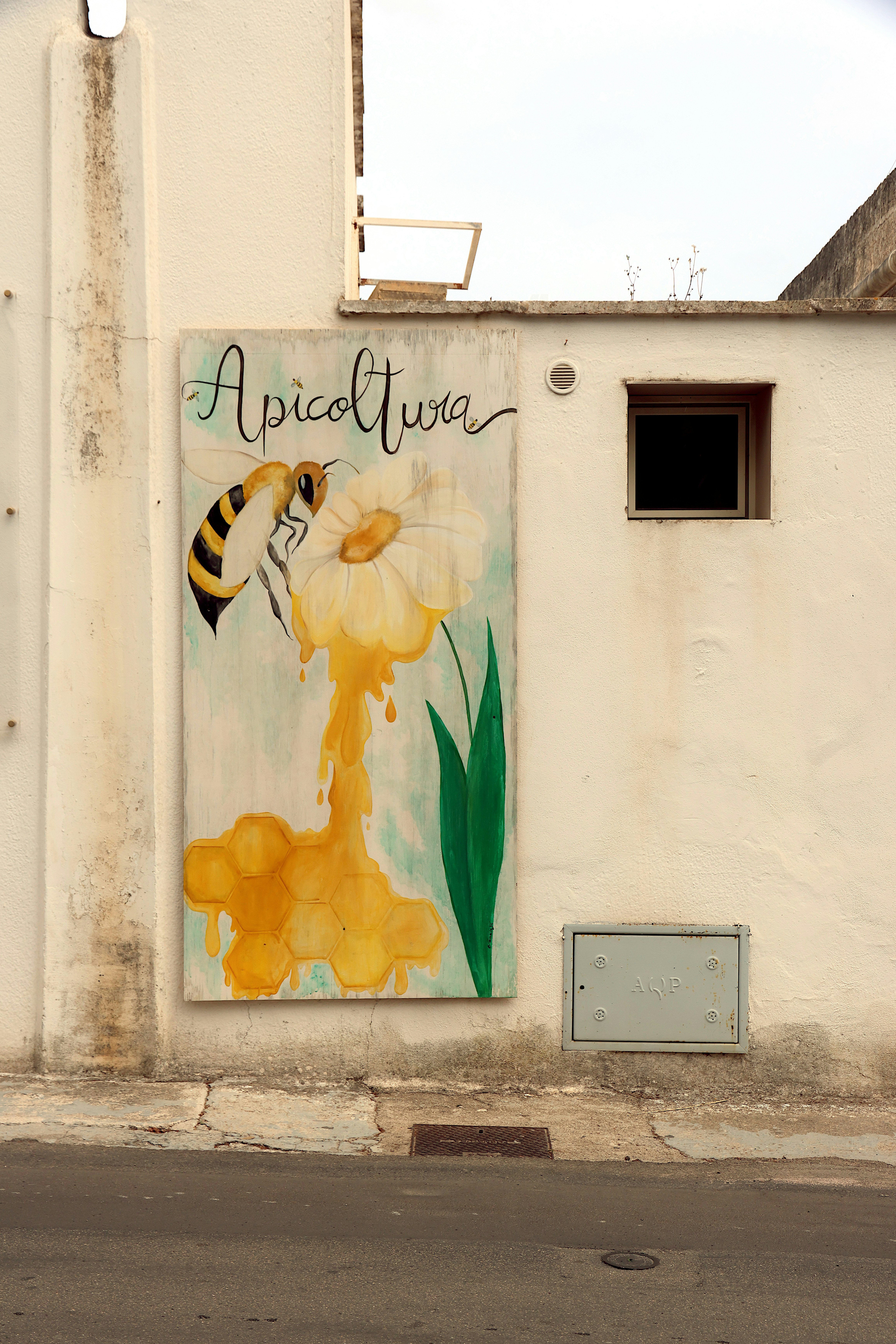 Fotomural Painting of a bee and flower on a wall