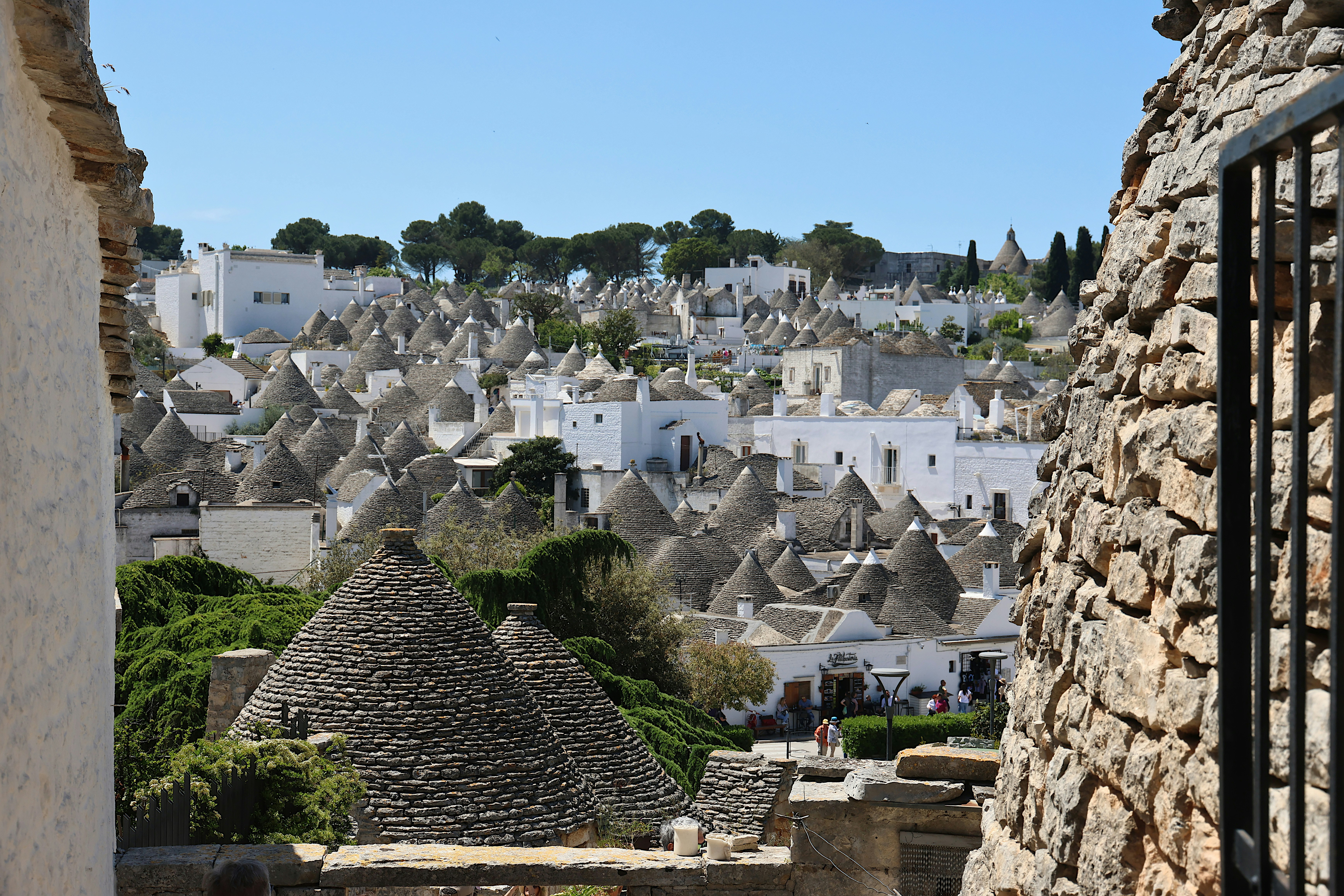 Trulli imbiancati a calce in una giornata di sole