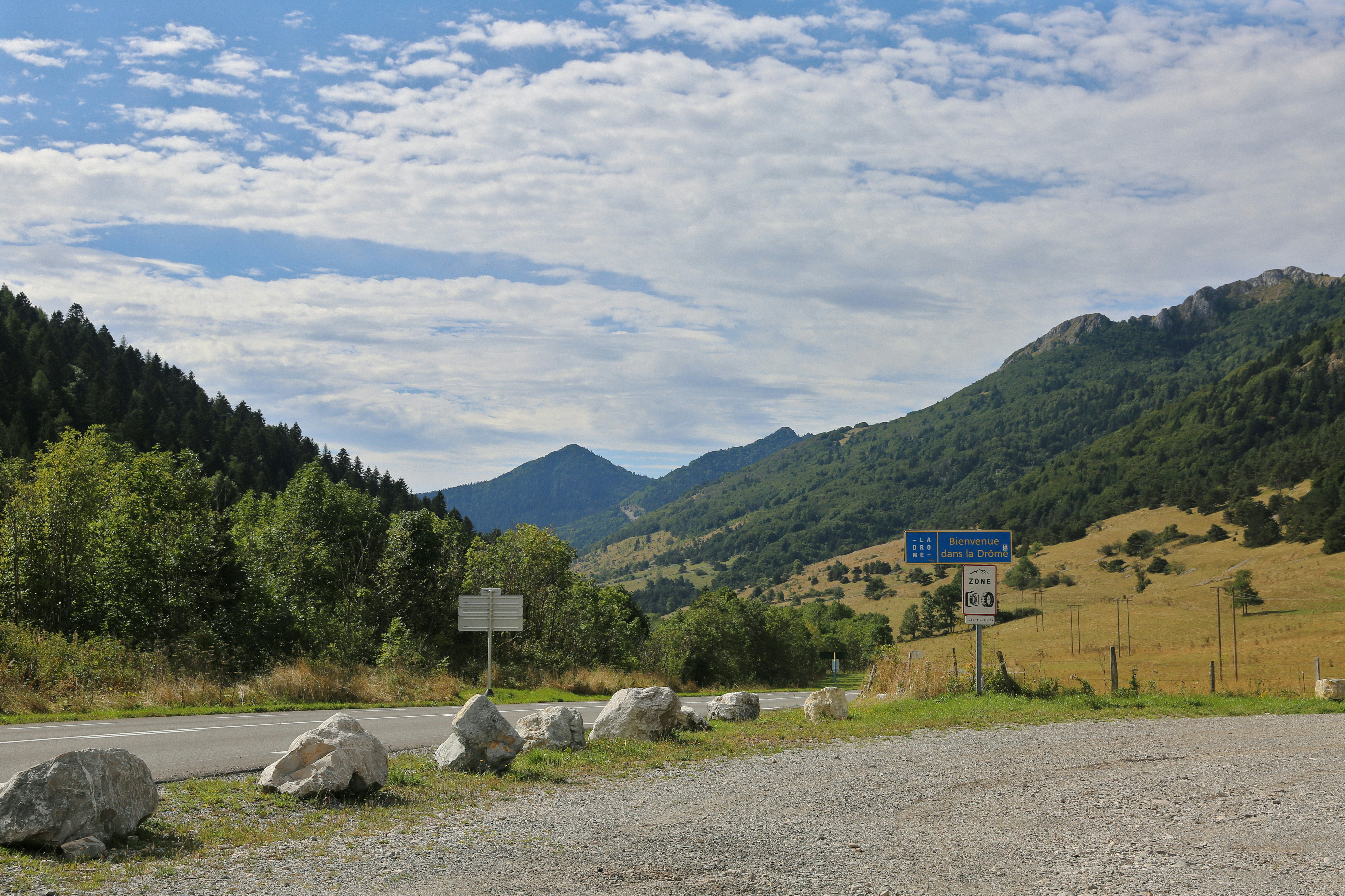 Paysage de montagne avec route et ciel nuageux